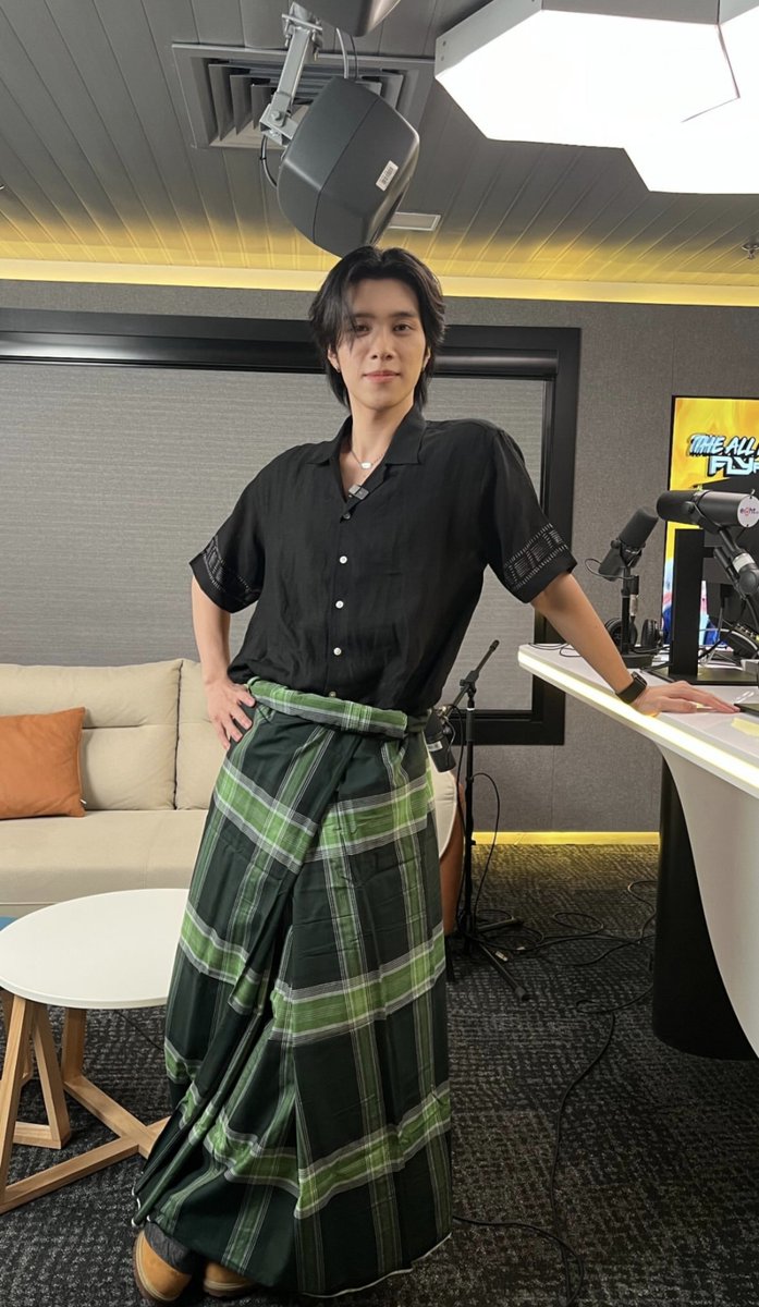 289film's tweet photo. 📸 #hendery instagram story update OMG!! he eat durian and wear sarung https://t.co/jx72DMU3J8