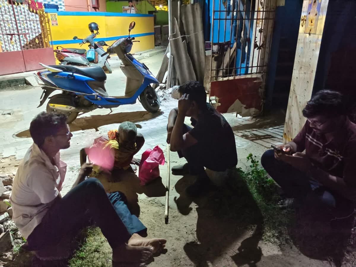 aranvolunteers's tweet photo. மனிதநேயம் • நன்றி 

கடந்த வெள்ளிக்கிழமை (25-செப்டம்பர்-2026) மாலை திருப்பெரும்பூதூரில் உள்ள CSI பள்ளி அருகே 85 வயதைக் கடந்த பாட்டி ஒருவர் ஆதரவற்ற நிலையில் இருப்பதாக நம்முடைய குழுவினருக்கு அழைப்பு ஒன்று வந்தது���. அழைப்பை அடுத்து நம் திட்ட ஒருங்கிணைப்பாளர் திருமிகு. கவிதா அவர்கள் களத்திற்குச் சென்று பாட்டியின் நிலை குறித்து அறிந்து கொண்டார். பாட்டி சோர்வடைந்து இருந்துள்ளார். இரவு நெருங்கியதால் அவருக்கு இரவு உணவு வாங்கித் தந்தோம். 

அதேவேளையில் அவரைப் பாதுகாப்பான இட��்தில் சேர்க்கவும் முயற்சிகள் சிலவற்றை எடுத்துக் கொண்டிருந்தோம்‌. திருப்பெரும்பூதூர் காவல் நிலையத்தினை அழைத்துத் தகவலைக் கூறினோம்‌. சில ஆதரவற்றோர் இல்லங்களின் பொறுப்பாளர்களிடம் பேசினோம்‌. பாட்டி சோர்வடைந்து இருந்ததாலும் இரவு நேரம் என்பதாலும் திருப்பெரும்பூதூர் அரசு மருத்துவமனையில் அவரைச் சேர்த்தோம்‌. 

அதன்பின்னர் நேற்றும் இன்றும் Little Drops என்னும் ஆதரவற்றோர் இல்லத்தின் ��ொறுப்பாளரிடம் பாட்டியைப் பாதுகாப்பான இடத்தில் சேர்ப்பதற்காகத் தொடர்ந்து பேசினோம். இந்நிலையில் இன்று மாலை காவல்துறை கடிதத்துடன் Little Drops ஆதரவற்றோர் இல்லத்தின் பொறுப்பாளர் பாட்டியை ஓர் இல்லத்தில் சேர்க்க அழைத்துச் சென்றார். 

பாட்டியின் பாதுகாப்பை உறுதிசெய்ய மனிதநேயத்துடன் செயல்பட்ட பொதுமக்களுக்கும், நம் தன்னார்வலர்களுக்கும் நன்றியும் பாராட்டுகளும்.

அவரைப் பாதுகாப்பான இடத்தில் சேர்க்க உதவிய திருப்பெரும்பூதூர் காவல் துறையினருக்கு நன்றி. அவரை அழைத்துச் சென்ற Little Drops ஆதரவற்றோர் இல்லத்தின் பொறுப்பாளருக்கு நன்றி. அவருடைய ஆரோக்கியத்தை உறுதி செய்த திருப்பெரும்பூதூர் அரசு மருத்துவமனை நிர்வாகத்திற்கு நன்றி.

@KanchiCollector
@kpmpolicefor
நன்றி!

#அரண் #மனிதநேயம் #திருப்பெரும்பூதூர்