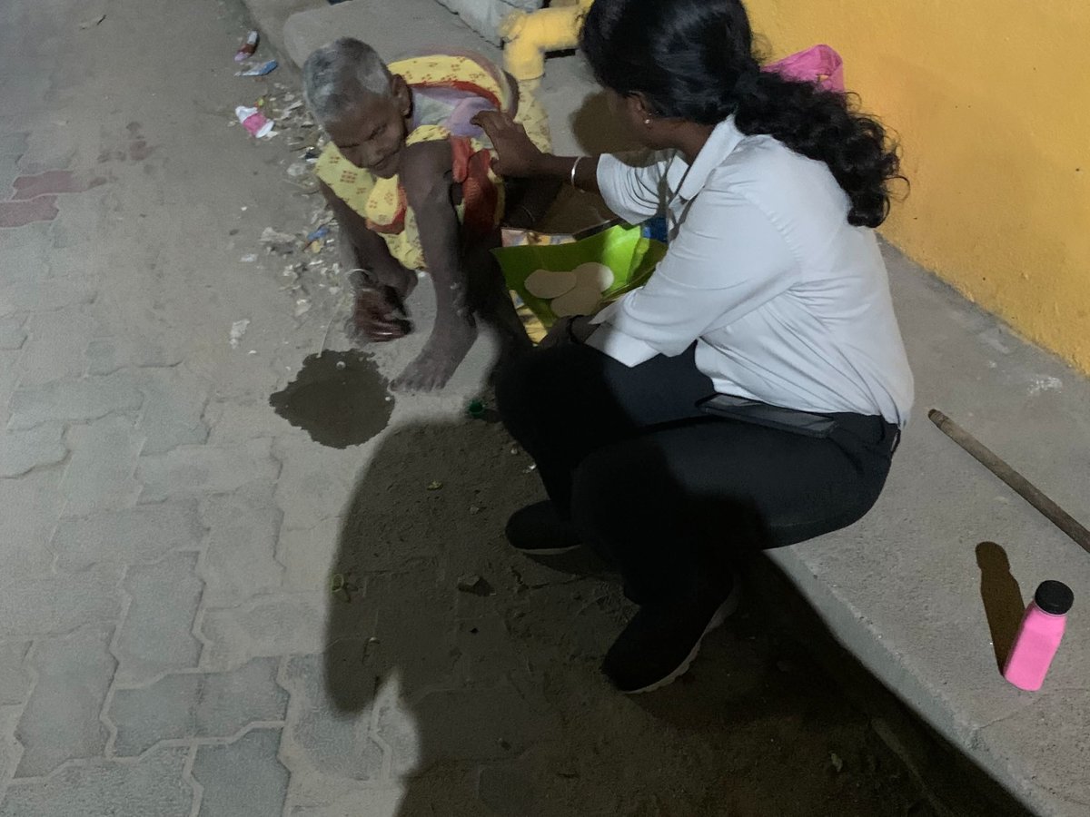aranvolunteers's tweet photo. மனிதநேயம் • நன்றி 

கடந்த வெள்ளிக்கிழமை (25-செப்டம்பர்-2026) மாலை திருப்பெரும்பூதூரில் உள்ள CSI பள்ளி அருகே 85 வயதைக் கடந்த பாட்டி ஒருவர் ஆதரவற்ற நிலையில் இருப்பதாக நம்முடைய குழுவினருக்கு அழைப்பு ஒன்று வந்தது���. அழைப்பை அடுத்து நம் திட்ட ஒருங்கிணைப்பாளர் திருமிகு. கவிதா அவர்கள் களத்திற்குச் சென்று பாட்டியின் நிலை குறித்து அறிந்து கொண்டார். பாட்டி சோர்வடைந்து இருந்துள்ளார். இரவு நெருங்கியதால் அவருக்கு இரவு உணவு வாங்கித் தந்தோம். 

அதேவேளையில் அவரைப் பாதுகாப்பான இட��்தில் சேர்க்கவும் முயற்சிகள் சிலவற்றை எடுத்துக் கொண்டிருந்தோம்‌. திருப்பெரும்பூதூர் காவல் நிலையத்தினை அழைத்துத் தகவலைக் கூறினோம்‌. சில ஆதரவற்றோர் இல்லங்களின் பொறுப்பாளர்களிடம் பேசினோம்‌. பாட்டி சோர்வடைந்து இருந்ததாலும் இரவு நேரம் என்பதாலும் திருப்பெரும்பூதூர் அரசு மருத்துவமனையில் அவரைச் சேர்த்தோம்‌. 

அதன்பின்னர் நேற்றும் இன்றும் Little Drops என்னும் ஆதரவற்றோர் இல்லத்தின் ��ொறுப்பாளரிடம் பாட்டியைப் பாதுகாப்பான இடத்தில் சேர்ப்பதற்காகத் தொடர்ந்து பேசினோம். இந்நிலையில் இன்று மாலை காவல்துறை கடிதத்துடன் Little Drops ஆதரவற்றோர் இல்லத்தின் பொறுப்பாளர் பாட்டியை ஓர் இல்லத்தில் சேர்க்க அழைத்துச் சென்றார். 

பாட்டியின் பாதுகாப்பை உறுதிசெய்ய மனிதநேயத்துடன் செயல்பட்ட பொதுமக்களுக்கும், நம் தன்னார்வலர்களுக்கும் நன்றியும் பாராட்டுகளும்.

அவரைப் பாதுகாப்பான இடத்தில் சேர்க்க உதவிய திருப்பெரும்பூதூர் காவல் துறையினருக்கு நன்றி. அவரை அழைத்துச் சென்ற Little Drops ஆதரவற்றோர் இல்லத்தின் பொறுப்பாளருக்கு நன்றி. அவருடைய ஆரோக்கியத்தை உறுதி செய்த திருப்பெரும்பூதூர் அரசு மருத்துவமனை நிர்வாகத்திற்கு நன்றி.

@KanchiCollector
@kpmpolicefor
நன்றி!

#அரண் #மனிதநேயம் #திருப்பெரும்பூதூர்