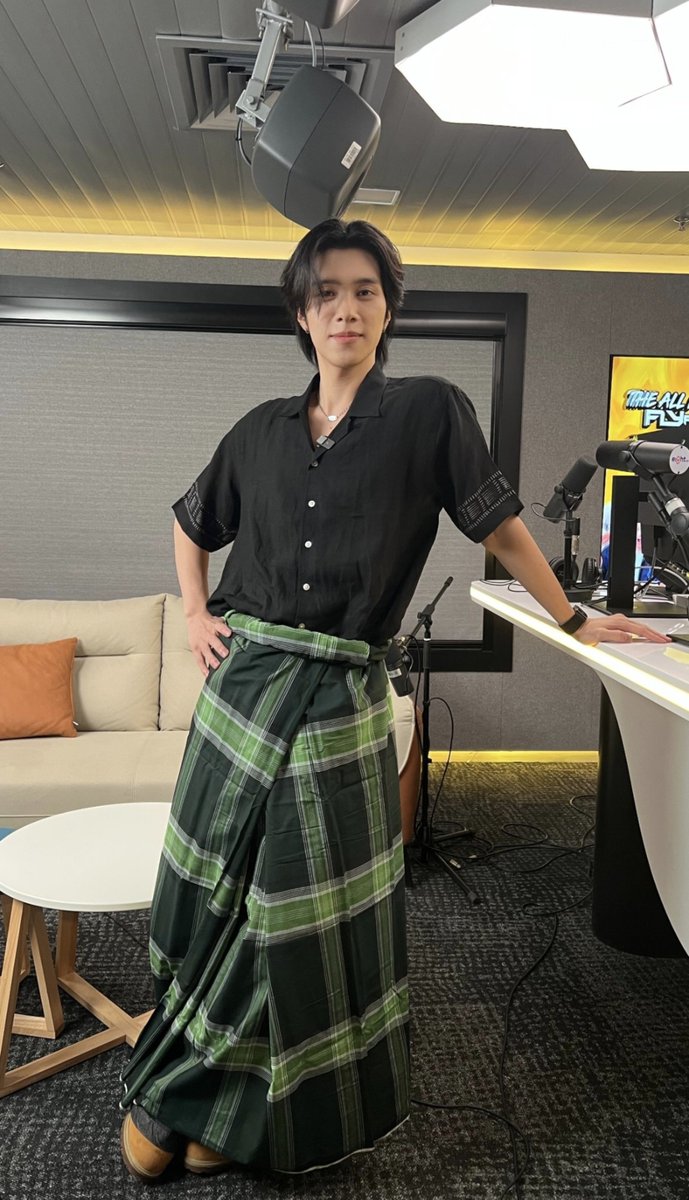 detii0730's tweet photo. Hendery pake sarung 😭😭😭😂😂 Masya Allah akhi.. wkwkwk https://t.co/f6dbwW7XlJ