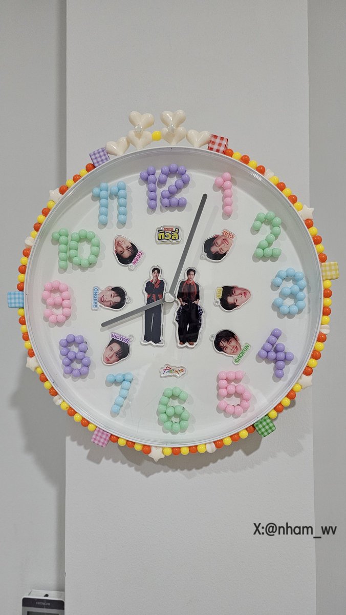 nham_wv's tweet photo. " นาฬิกาแขวนผนัง PROXIE "
ไอเดียมาจากการเรื่องราวและความทรงจำของ "PROXIE" และ "USER"
     นาฬิกาเป็นตัวบอกว่าเวลาจะเดินไปข้างหน้าอยู่เสมอ ทุกนาทีที่ผ่านไปล้วนมีเรื่องราวเกิดขึ้น เช่นเดียวกับ PROXIE จากวันแรกที่เริ่มต้นจนค่อย ๆ เติบโตและประสบความสำเร็จ การเติบโตของทั้ง6คนไม่ได้เกิดขึ้นในวันเดียว แต่เกิดจากการสะสมทุกช่วงเวลา ทุกความพยายาม ทุกผลงาน  และในทุกช่วงเวลาของการเติบโตนั้น PROXIE มี USER อยู่ด้วยเสมอ
      ทุกวินาทีที่เข็มนาฬิกาเดินผ่านไป ยังเหมือนเป็นการบันทึกเวลาของ PROXIE และ USER เวลาแห่งความสุข รอยยิ้ม เสียงหัวเราะที่มีร่วมกัน นาฬิกาเรือนนี้จึงไม่ได้เป็นเพียงแค่ของตกแต่งผนังหรือตัวบอกเวลา แต่เป็นที่เก็บรวบรวมความทรงจำในทุกช่วงเวลาที่เรามีร่วมกัน
#TivolixPROXIE #วง6สีXทิวลี่6สไตล์ #PropxieDIY