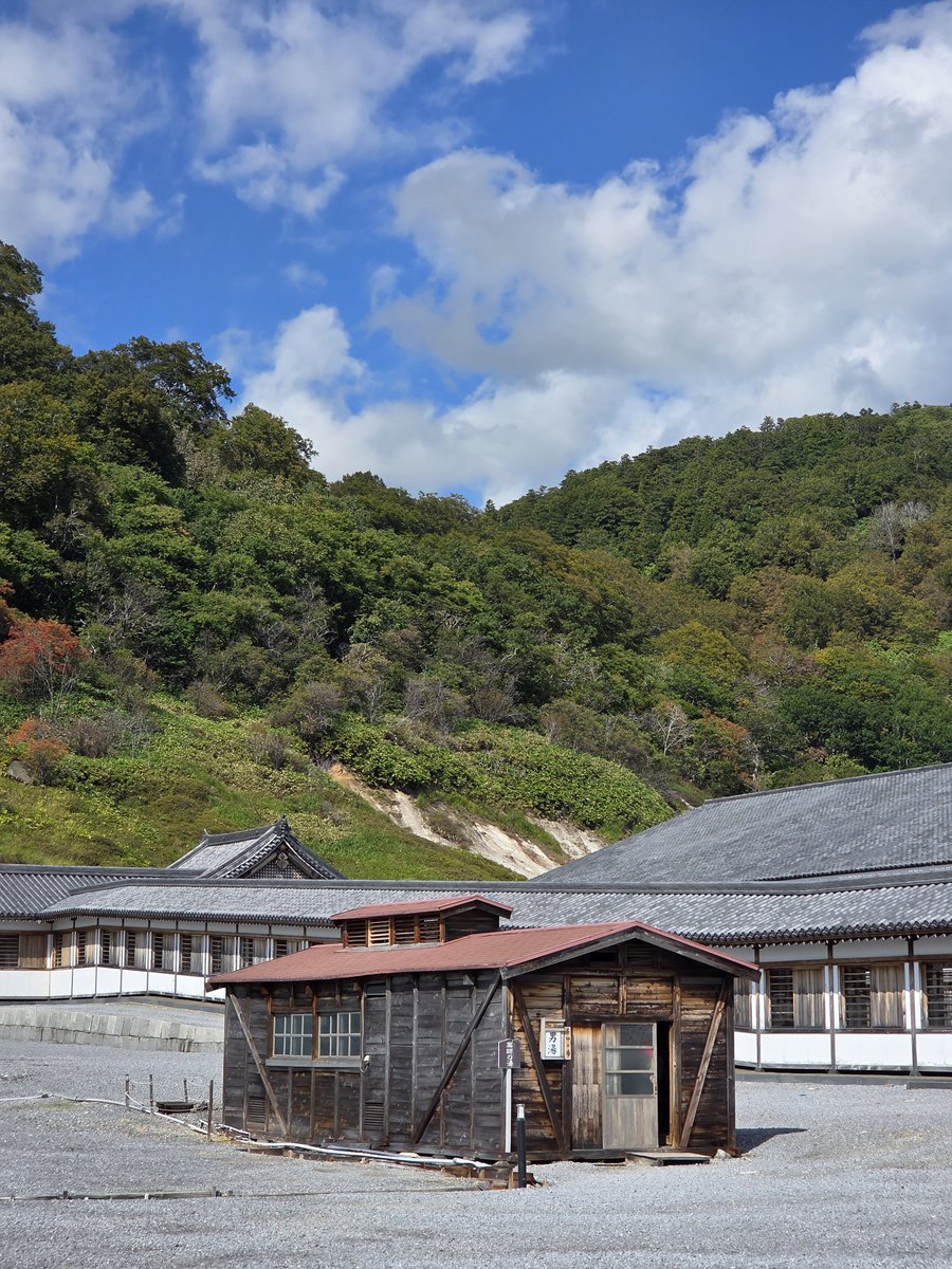 travelplanmania's tweet photo. 恐山は入山料を払うと入れる温泉があるのでタオルを持って行くか、外のお土産さんで買いましょう。風車をも買うとより恐山を堪能できます。 https://t.co/V6Xkm8botB