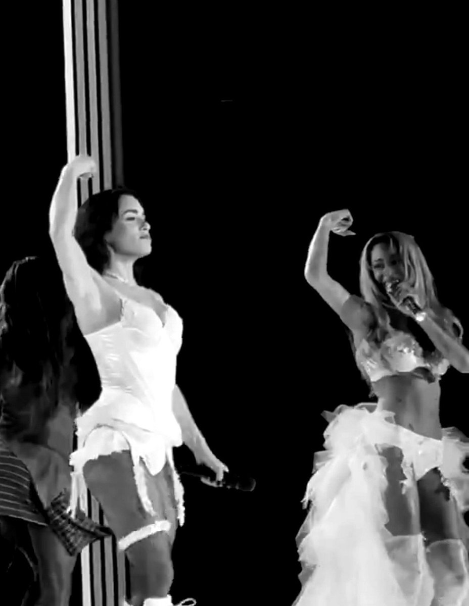 Tinixjime24's tweet photo. Anoche dos mujeres compartieron escenario haciendo feliz a una generación q creció con ellas!!!! 

Puede gustarte o no pero ambas han marcado la vida de cada uno de nosotros con sus trabajos y sus historias, fue por las niñas q fueron algún día y por las mujeres que son ahora dijo Lali y concuerdo totalmente... 
Creo no somos concientes de lo que sucedido anoche, a Tini le brillaban los ojos no paraba de agradecer y eso debería decirnos algo también. 

El verdadero junte del pop 🇦🇷 

Presencia escénica 
Outfis 
Coreografía 
Sincronización 
En otras palabras? MADRES de la industria...