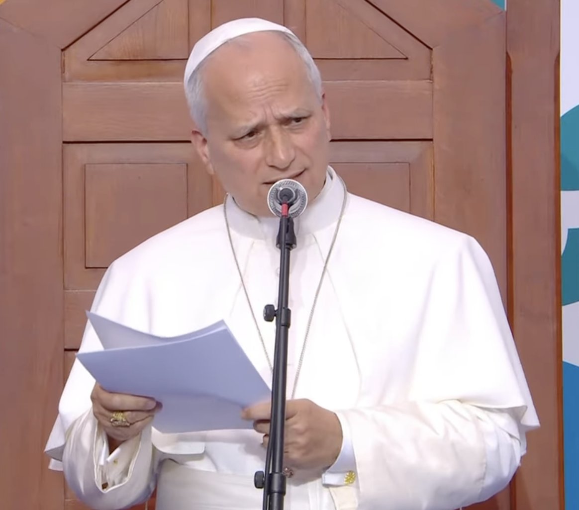 matteomatzuzzi's tweet photo. Il Papa: "È impossibile considerare normale togliere la vita. Ciò che è legale non è necessariamente morale!"

"So che per alcuni di voi, a causa di particolari patologie e di dolori talvolta terribili, l’orizzonte può apparire cupo, incerto, senza via d’uscita. Ma nessuna legge umana deve farvi perdere la certezza della vostra dignità. Al contrario, è proprio in nome di questa dignità inalienabile della persona umana che la tentazione di togliere la vita con il pretesto di una falsa compassione deve essere fermamente respinta. È impossibile considerare normale togliere la vita. Ciò che è legale non è necessariamente morale"