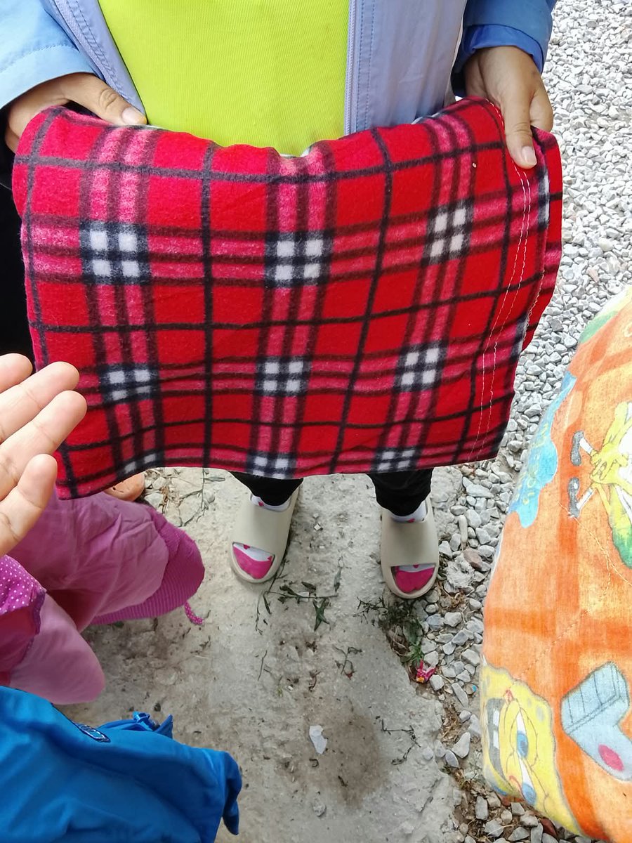 standbymelesvos's tweet photo. As autumn sets in across Lesvos, the sea breeze turns sharp and the nights in Mytilene are already growing cold. ๐๐
#StandByMeLesvos #Lesvos #Mytilene #Mavrovouni #RefugeeSupport #WinterPreparedness #CommunityCare #SolidarityInAction #MutualAid #HumanitarianResponse https://t.co/bmGV3ddTrp