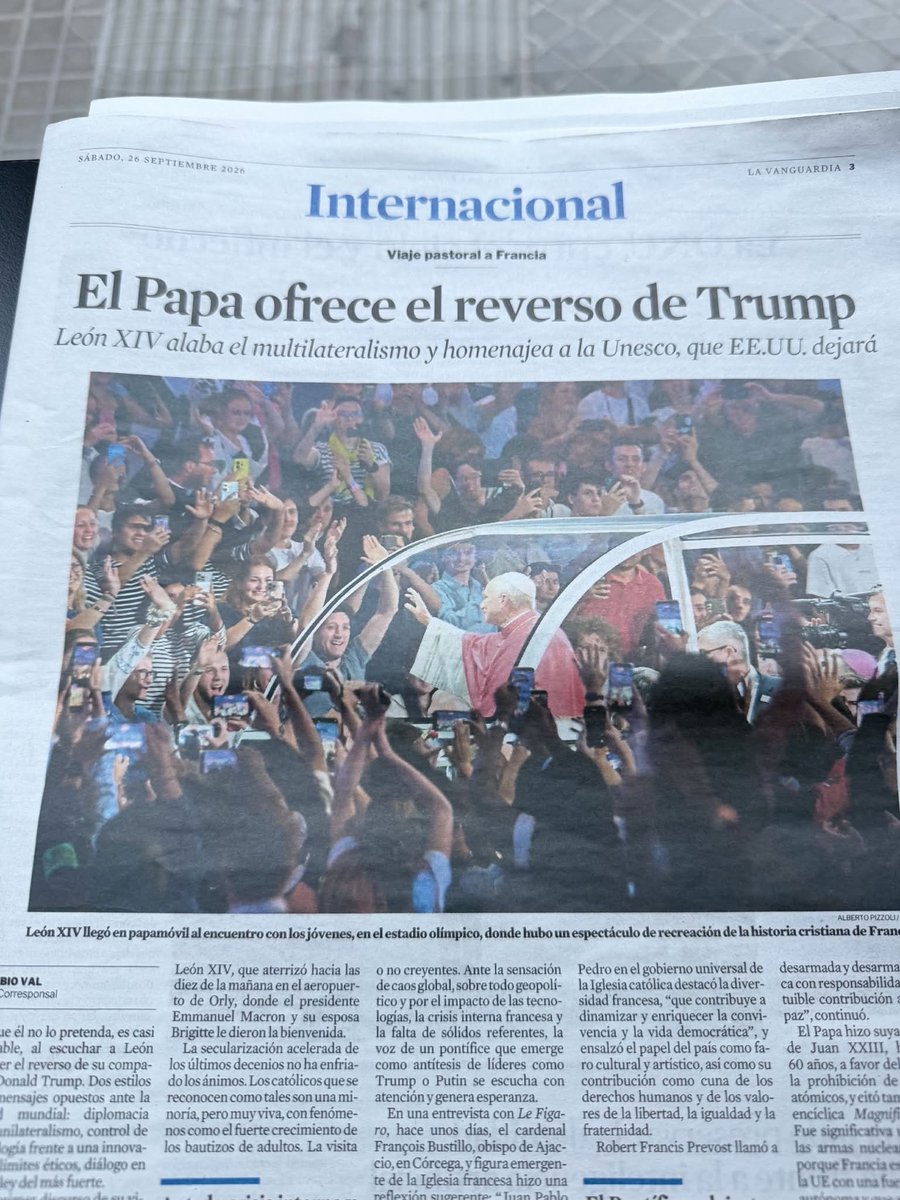 ChristopherHale's tweet photo. The Spanish newspaper La Vanguardia ran this provocative headline yesterday:

“The pope offers the opposite of Trump.” https://t.co/sBRYxoSYjN