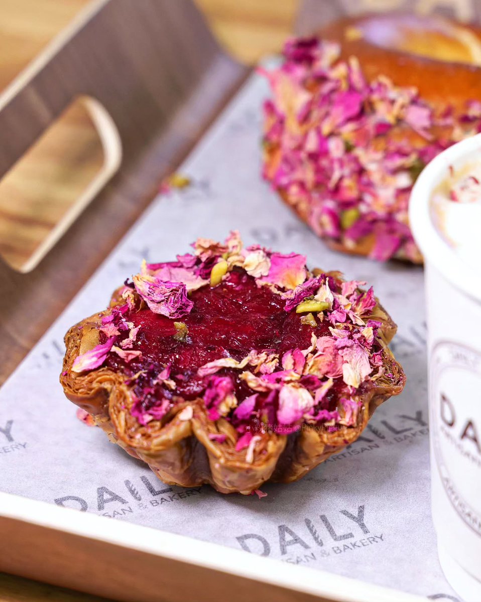 RettaDalomjd's tweet photo. Viral rose pastries from China? 🌹

The rose croissant tart is a darling: crisp, flaky pastry, silky egg custard and raspberry jam. It looks sweet but isn’t cloying. I’ll get more next time! Beautiful desserts can brighten a bad mood. Quality https://t.co/BROYQIk8Fk