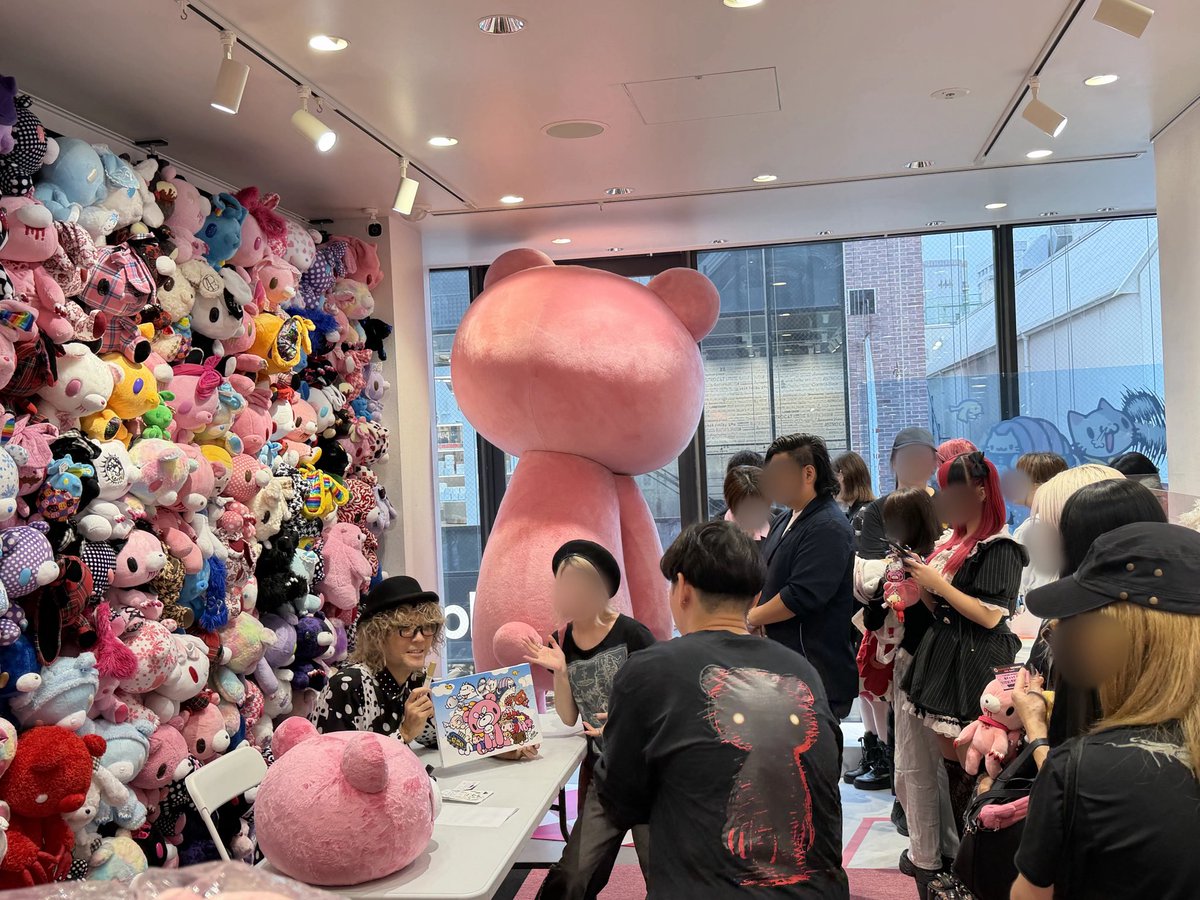 official_gloomy's tweet photo. ／
CHAXCORE GATHERIN’ 
〜グルーミーとゆかいな他人たちSP〜
POP-UP STORE イベントレポート‼️
＼

本日は #森チャック 氏のサイン会でした！
たくさんの方々にお越しいただきました✨
ありがとうございました！

POP-UPストアは引き続き開催中！
新商品が盛り沢山なのでぜひ遊びに来てください🐻💗

📆2026年9月18日(金)〜10月4日(日)
📍表参道Gallery W（東京都渋谷区神宮前4-26-12 2F）https://t.co/dSikauedjp 

#CHAXCORE
#グルーミー
#いたずらぐまのグルーミー
#gloomybear
#原宿キャットストリート
