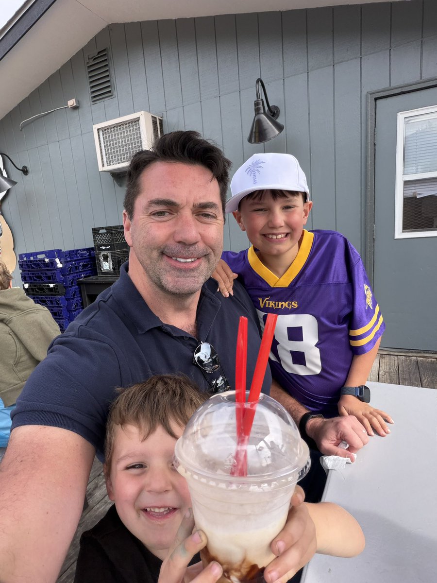 DanielFanning's tweet photo. Enjoyed one last visit to Gordy’s in Cloquet before they close for the season (final day today 9/27). We make several trips a year to this regional treasure and love the burgers, malts, and the excellent small town service. #supportlocal #supportsmallbiz https://t.co/Hrhi3MDMQO
