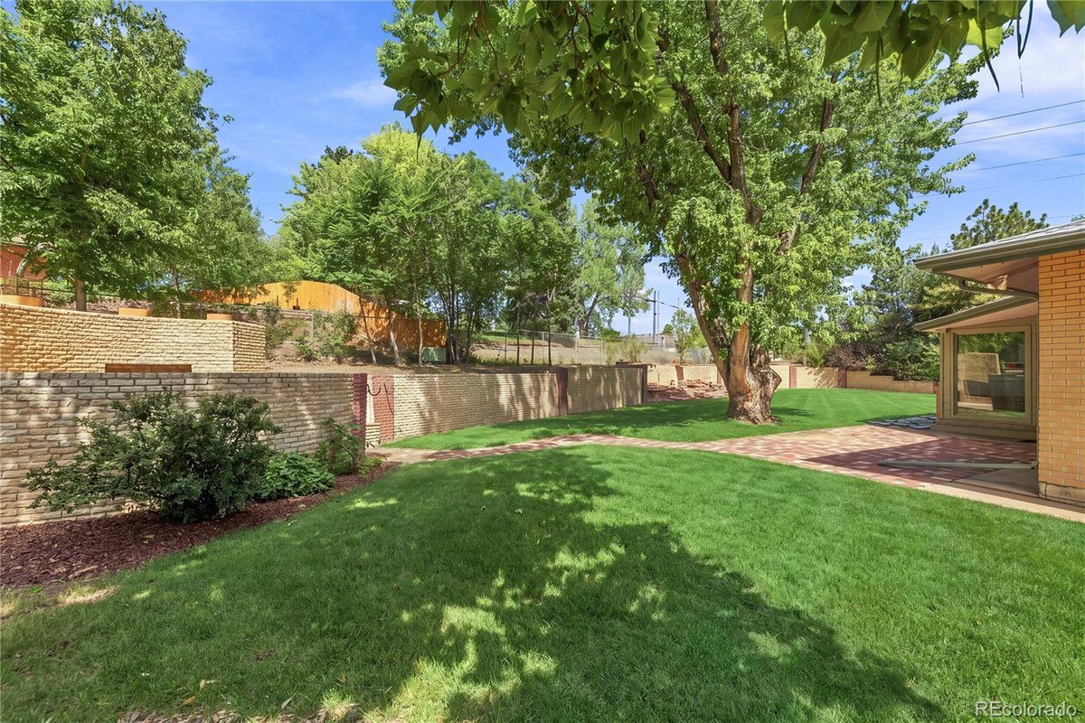 RhinoRealtyPros's tweet photo. #DenverCO Price drop to $650k! Remodeled 5BR/3BA ranch on massive 0.4-acre lot. Features seller-owned solar, refinished hardwoods, sunroom &amp; finished basement w/ wet bar. Call Rick Cavallaro at 303-641-1632 or Rick@RhinoRealtyPros.com 
https://t.co/c5lEz1Mr9e https://t.co/g9vocWjo1W