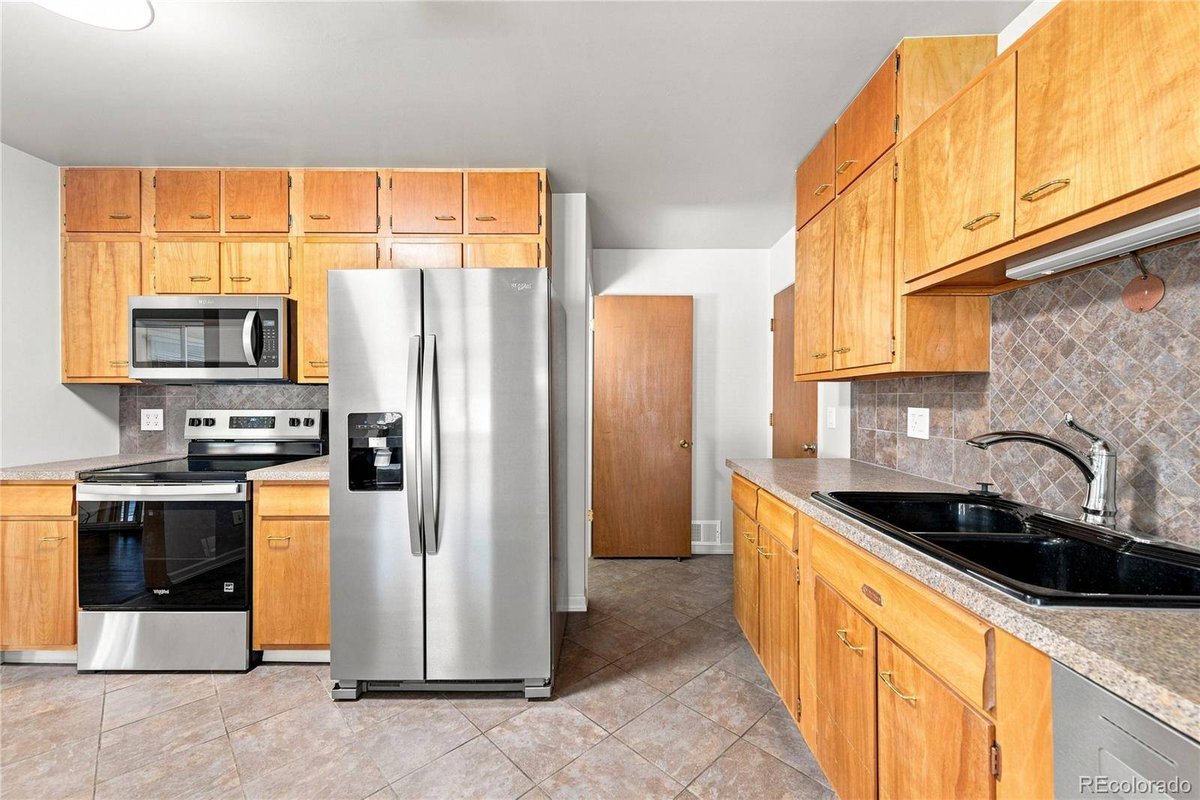 RhinoRealtyPros's tweet photo. #DenverCO Price drop to $650k! Remodeled 5BR/3BA ranch on massive 0.4-acre lot. Features seller-owned solar, refinished hardwoods, sunroom &amp; finished basement w/ wet bar. Call Rick Cavallaro at 303-641-1632 or Rick@RhinoRealtyPros.com 
https://t.co/c5lEz1Mr9e https://t.co/g9vocWjo1W