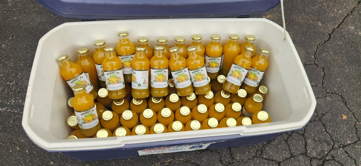 RobbyDsLilGreen's tweet photo. Broccoli microgreens walk into a bar with a mango... 🥭 Sweet Mango Splash: mango first, greens-powered. 16oz glass bottle, made in Front Royal, VA. $7.99 — find it at local markets or order online: https://t.co/Ydz8afoP9o #FrontRoyalVA #DrinkLocal https://t.co/DW4rY1Rz4d