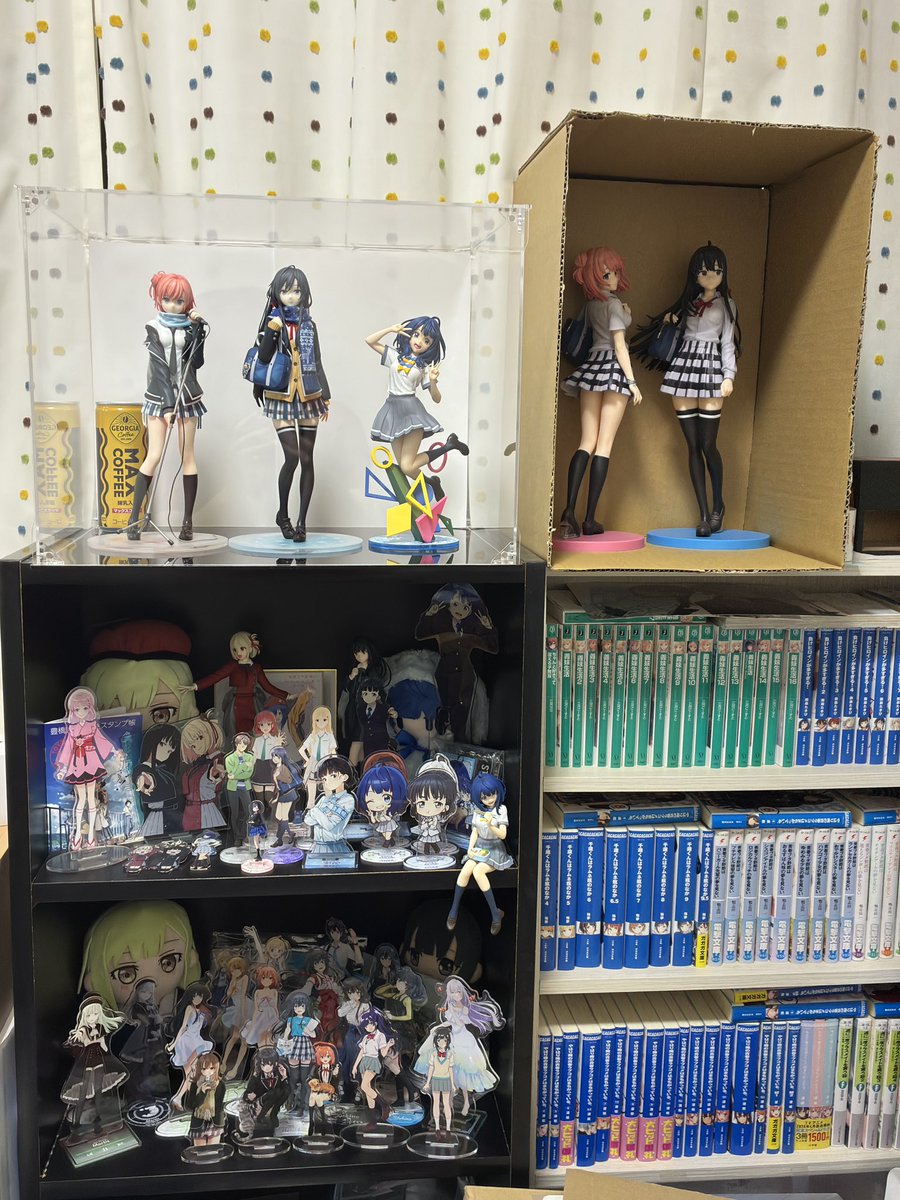 Tomi_Re_0903's tweet photo. ポストすることが無いから棚の写真を載せる
アクスタがだいぶ窮屈… https://t.co/3o3jEK7IWe