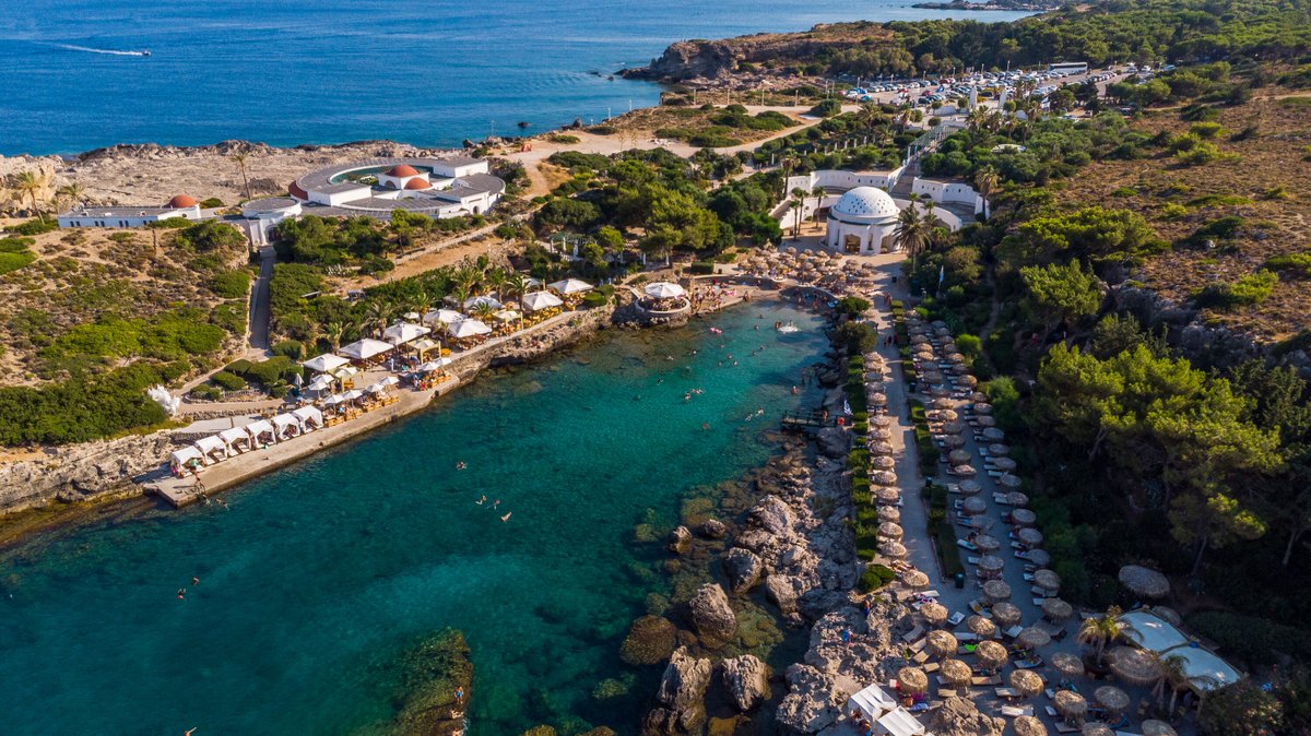 hellenicseason's tweet photo. Kallithea Springs, located on Rhodes, is a site of historical significance. 

Originally built by the Italians in the early 20th century, the site has been meticulously restored.

The nearby beach offers crystal-clear waters and soft sands, ideal for a relaxing day by the sea💯 https://t.co/6vM64fav2e
