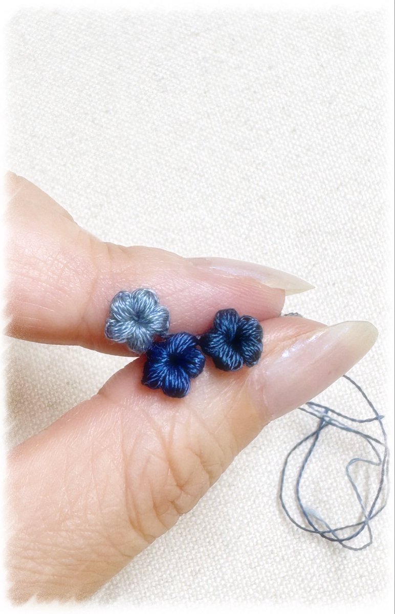 35FullFleur8_26's tweet photo. 直径5ミリのお花を刺繍糸一本で編みました🧶
これをイヤリングにするんですけど、どんなデザインにしようか……
一番楽しい時間ですね😊♪

#ハンドメイド　#編み物　#かぎ針編み https://t.co/U09p9dRgWn