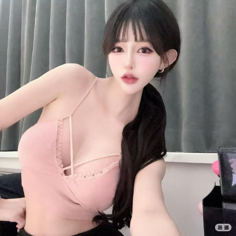 ibnihaldunn's tweet photo. 大胸是视觉冲击，
水蛇腰是腰肢软到能掐出水，
美人背是转身那一秒的杀伤。
这三样叠在一起，不是性感，是犯规。
#胸   #大胸  #BBW  #美人背   #漏点  #丝袜 https://t.co/Qng9uNvR38