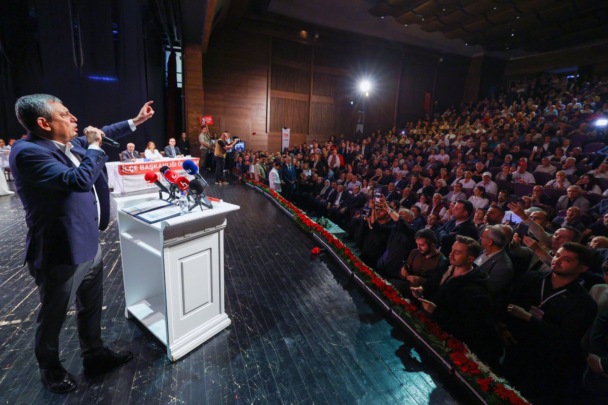 YeniPartiFoto's tweet photo. YENİ Parti Genel Başkanı Özgür Özel, İstanbul’da YENİ Parti Küçükçekmece İlçe Başkanlığı önseçimine katılarak konuştu. https://t.co/c6nUUPk2J7