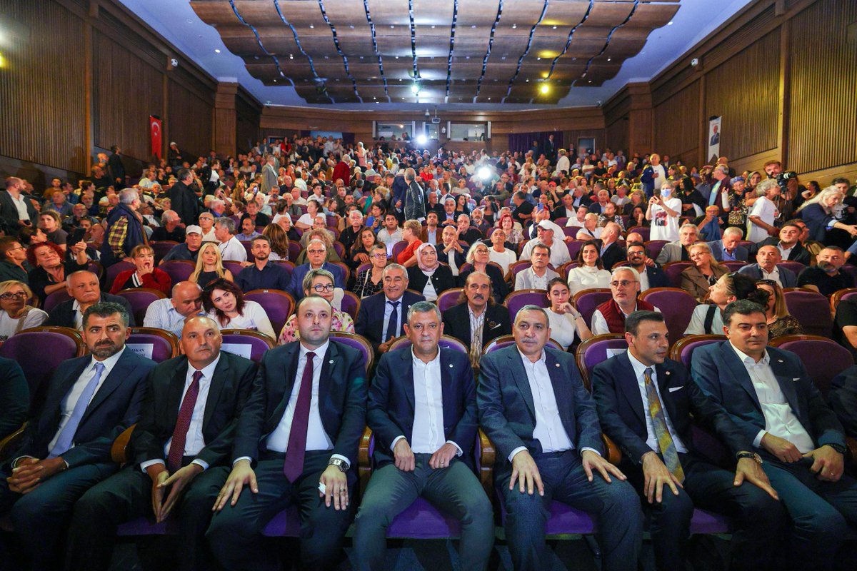YeniPartiFoto's tweet photo. YENİ Parti Genel Başkanı Özgür Özel, İstanbul’da YENİ Parti Küçükçekmece İlçe Başkanlığı önseçimine katılarak konuştu. https://t.co/c6nUUPk2J7