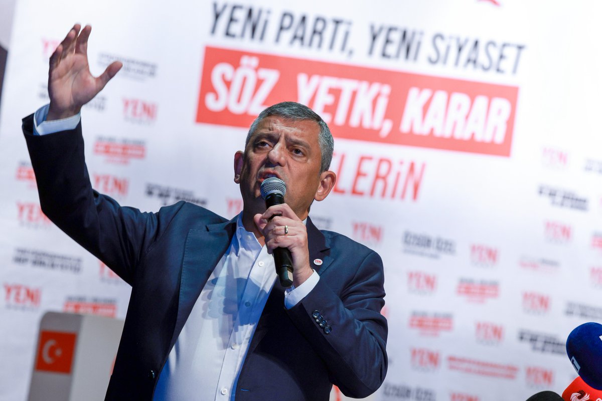 YeniPartiFoto's tweet photo. YENİ Parti Genel Başkanı Özgür Özel, İstanbul’da YENİ Parti Küçükçekmece İlçe Başkanlığı önseçimine katılarak konuştu. https://t.co/c6nUUPk2J7