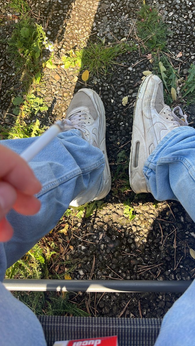 Leonherr19's tweet photo. Wer will meine Schuhe sauber lecken 👅 💸#findom #paypig #feetfetısh #footfetısh #money https://t.co/NgohsbUdgn