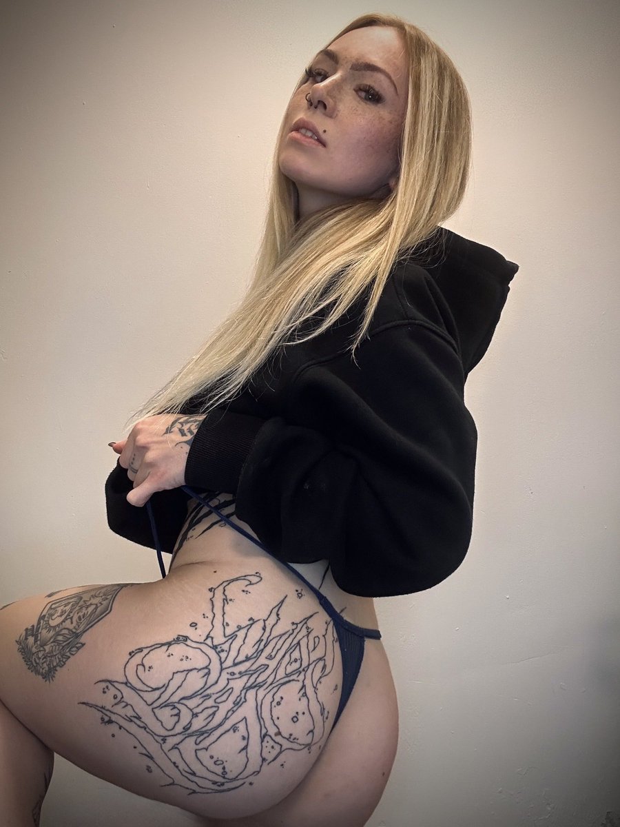 BonnieBdohy's tweet photo. What do you think about my new one 😈🖤

#sickgirl #tattoogirl #blackhoodie #alternativegirl #egirl #blondgirl #newtattoo https://t.co/5JTObfqQD7