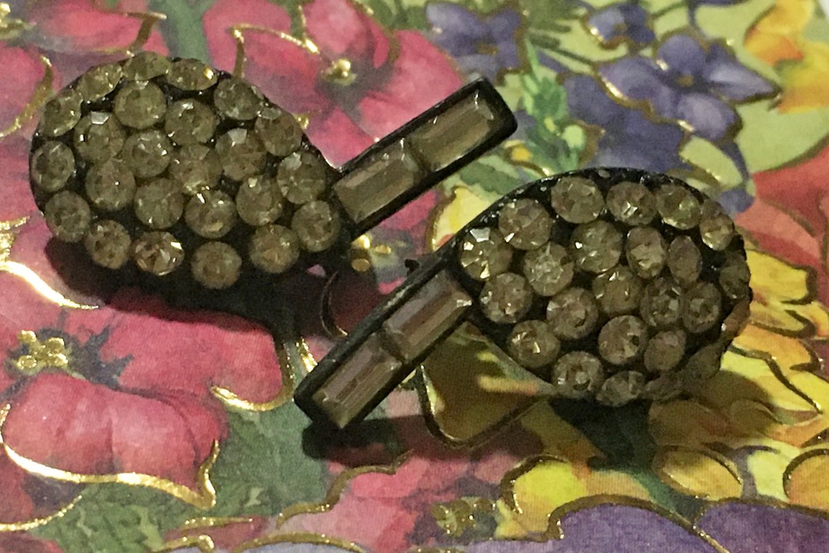SomewareInTime's tweet photo. Vintage 1950's Green Rhinestone LAPEL Hat Collar SCATTER PINS • Baguette &amp; Chaton Cluster Brooches  • Black Japanned Pot Metal Latch Pins https://t.co/T8vVFlWsjP via @Etsy https://t.co/ZoEu6lvVYT