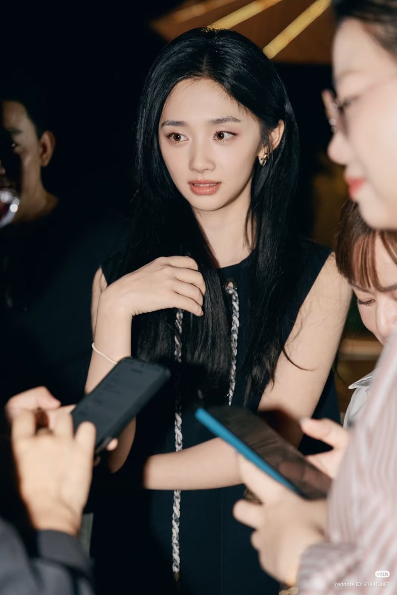 WYL_STYLE's tweet photo. 260927 photographer update 

Gorgeous! 

🔗https://t.co/IlKVLqj5M5

#WangYinglu #Yinglu https://t.co/PgTzQTgi7J