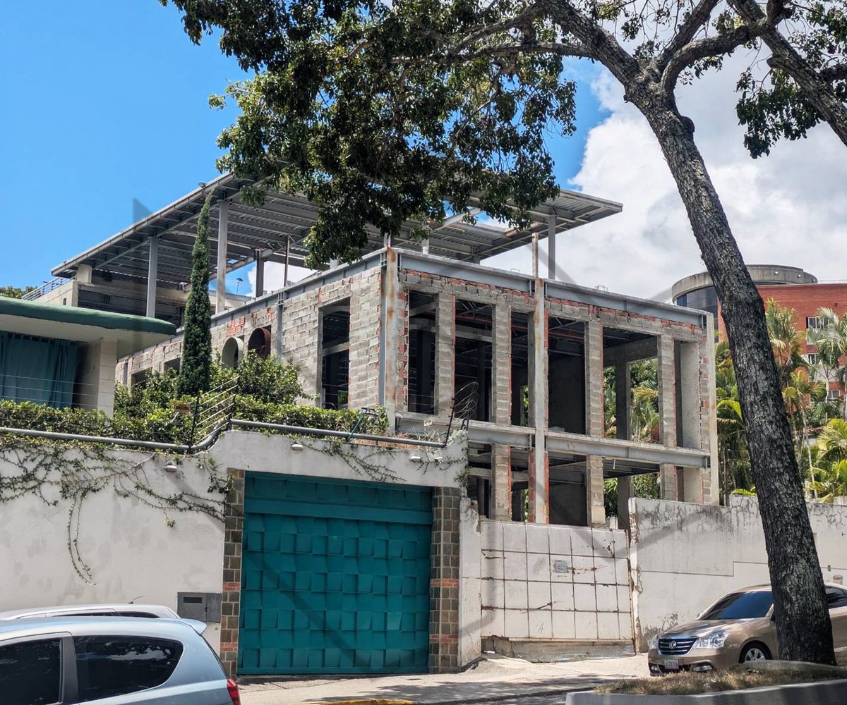robertodeniz's tweet photo. Dos quintas en Los Campitos, otra casa sin terminar en Altamira, la boutique Calle dos ojos, también en Altamira, un club de playa en Margarita, empresas como Corporación Inlaca y tres aviones son algunos de los bienes que tenía Alex Saab en Venezuela
🔗https://t.co/QO5bR2PWW2 https://t.co/6B6sYFzBdh