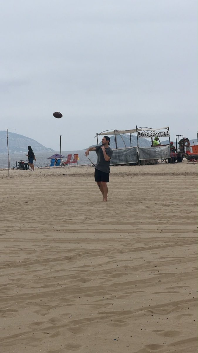 Mathiasb237's tweet photo. Sam Darnold flagrado em terras cariocas https://t.co/QGgAflXq43