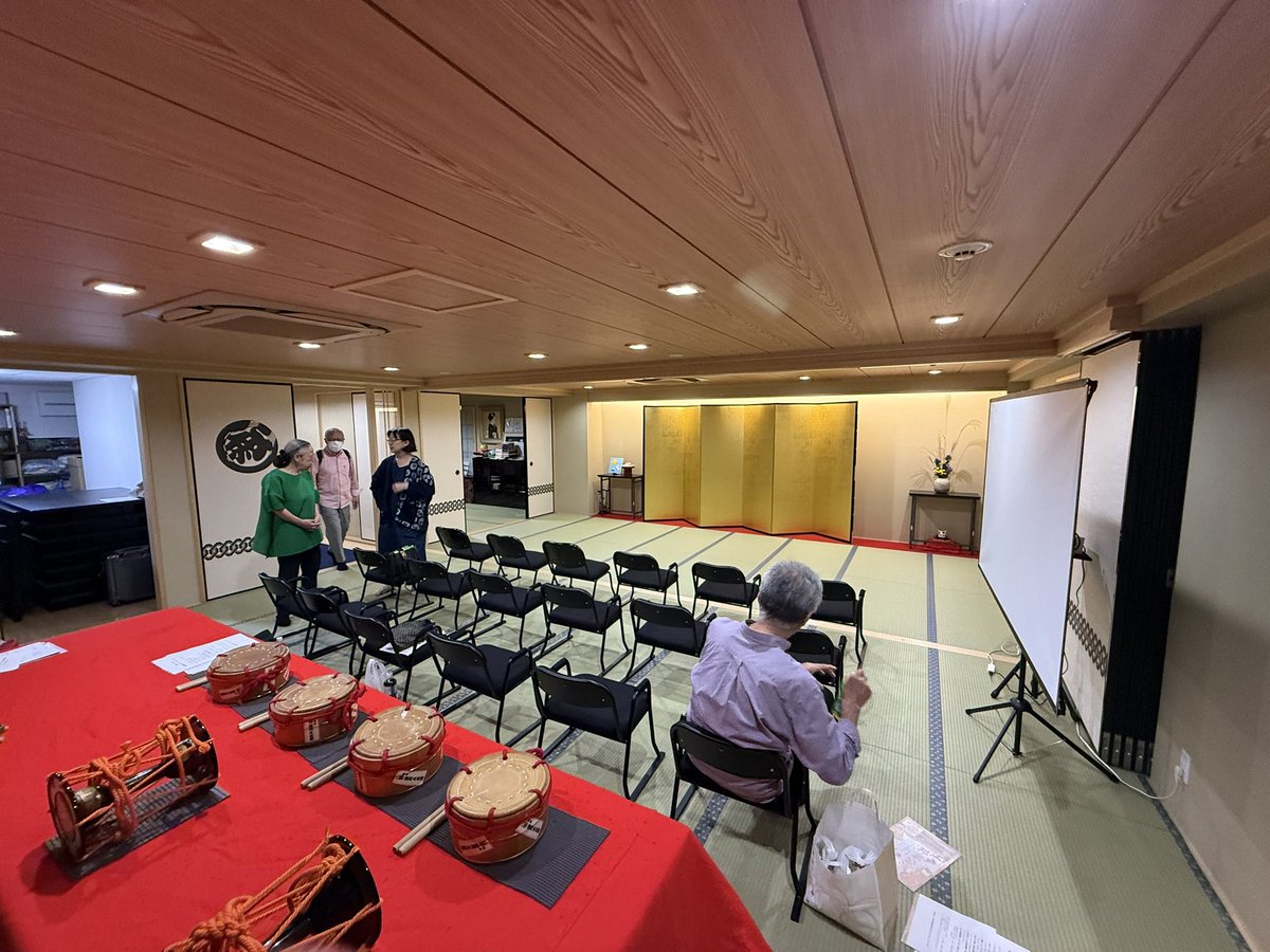 STMaverick1123's tweet photo. 本日は「吉原アート大学校」様からお誘いいただき、ライブイベントに招待いただきました。
ホテル座みかさ様にて、吉原の芸能文化を伝えるイベントを毎月行なっています。
#吉原文化 #吉原アート大学校 #ホテル座みかさ https://t.co/zGAKRJNqlB