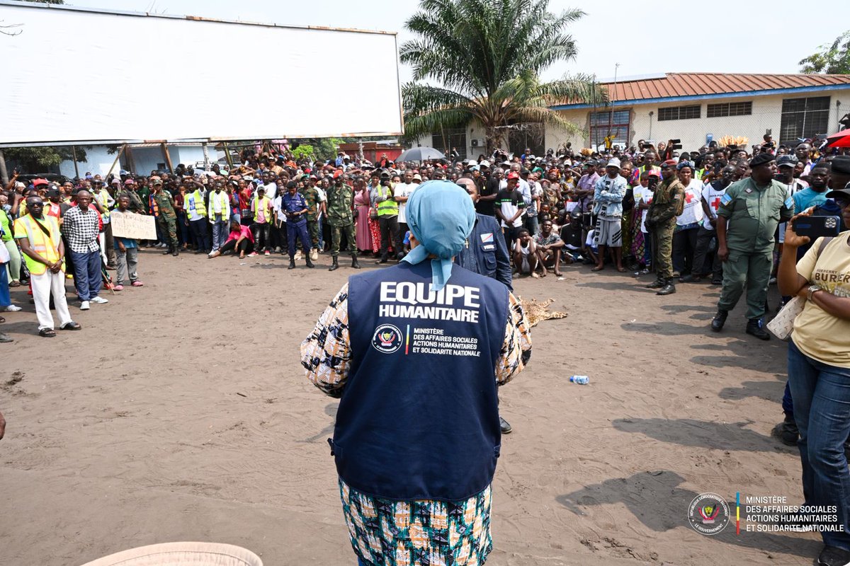 Evebazaiba's tweet photo. Face aux déplacés de pakadjuma et Kawele actuellement hébergés au site à Kinkole, j’ai apporté assistance humanitaire d’urgence du gouvernement et aussi je les ai rassuré de la prise en compte de leurs doléances à travers des solutions durables pour sortir de cette vulnérabilité. https://t.co/Aq6AiC4EiQ