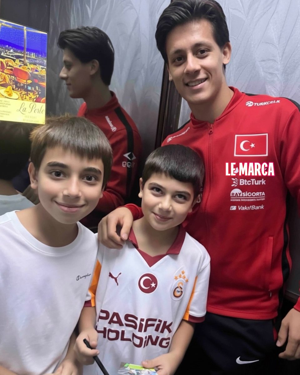 lemarcaspors_'s tweet photo. Arda Güler ve Galatasaraylı bir taraftar 📸 https://t.co/EHbSASl3yX