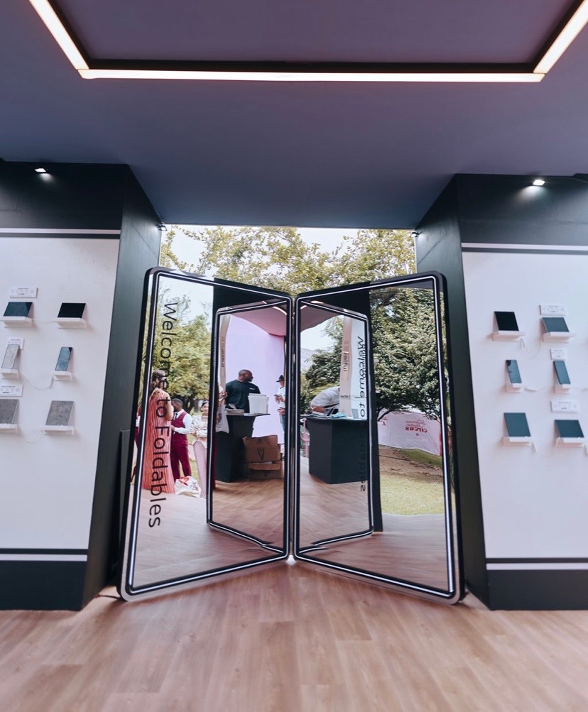 Nomagugu_xo's tweet photo. The Galaxy Z Fold8 👀📱 Slim, lightweight and folds out into that bigger screen when you need it. I love when tech looks good and feels easy to carry!

@SamsungMobileSA
#GalaxyZFold8 #LMC #SamsungMobileSA https://t.co/nk2SQMqVyF