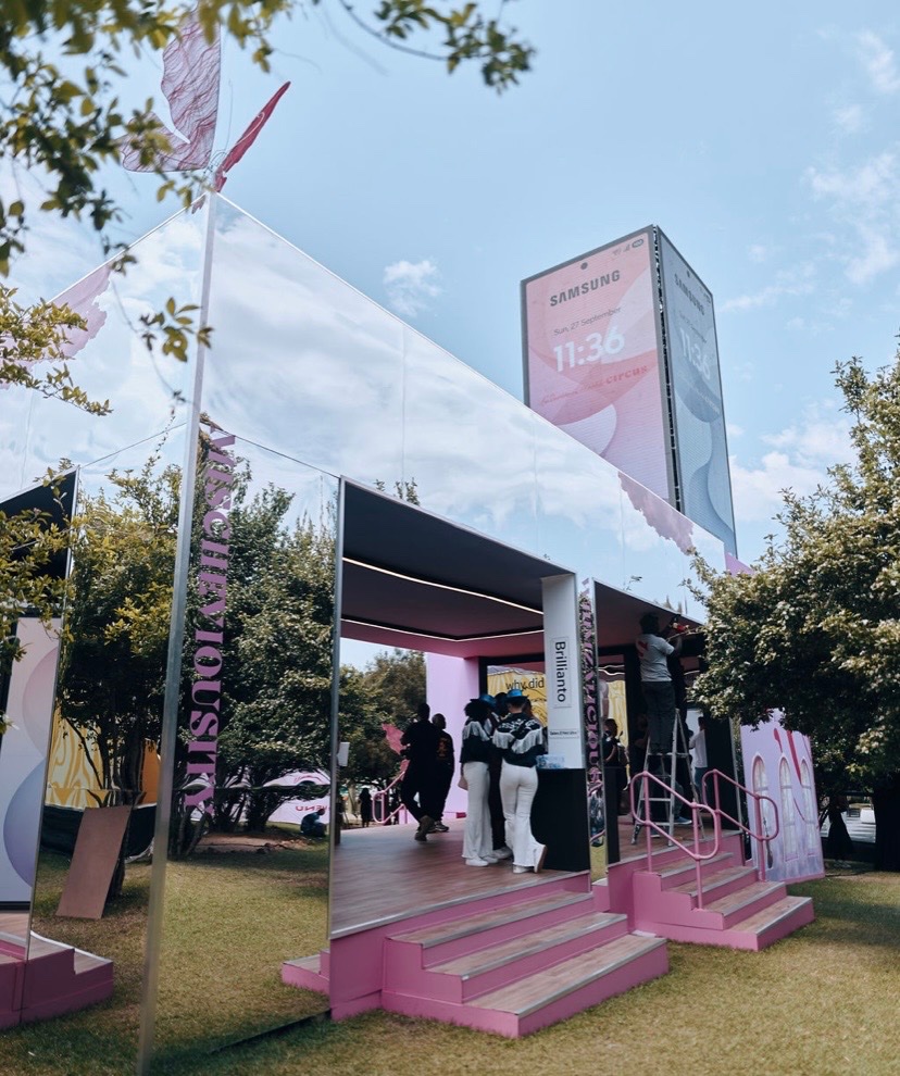 Nomagugu_xo's tweet photo. The Galaxy Z Fold8 👀📱 Slim, lightweight and folds out into that bigger screen when you need it. I love when tech looks good and feels easy to carry!

@SamsungMobileSA
#GalaxyZFold8 #LMC #SamsungMobileSA https://t.co/nk2SQMqVyF