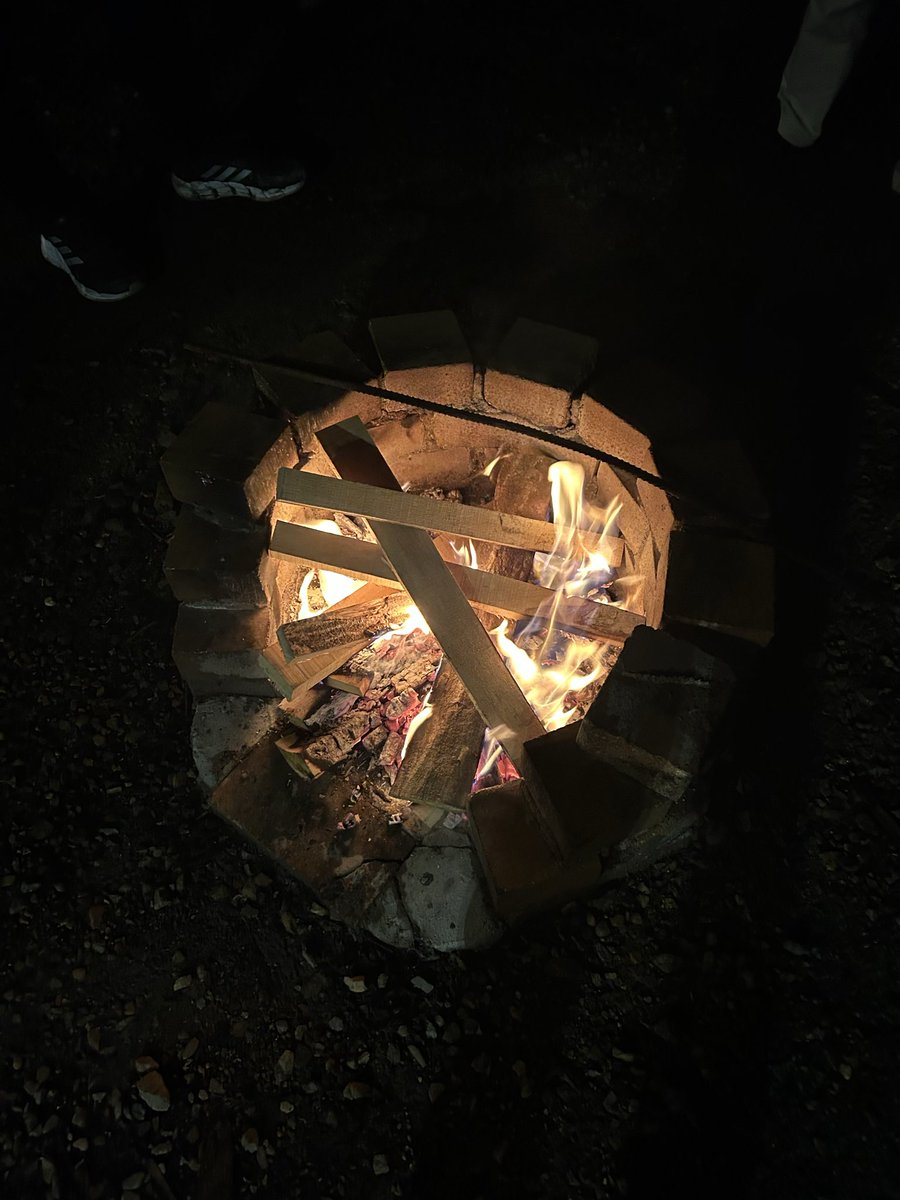 TjiroYjiro's tweet photo. キャンプファイヤー囲んで人狼をしました。普通に暗すぎてGM処理をミスったのでやるならその辺注意されたし。ﾎﾝﾄｺﾞﾒﾝﾅｻｲ… コテージで泊まってBBQしたりアスレチックしたり、2日間あっという間やったけどめっちゃ楽しかったです！！体力は尽きた。 https://t.co/azL53Y4LJN