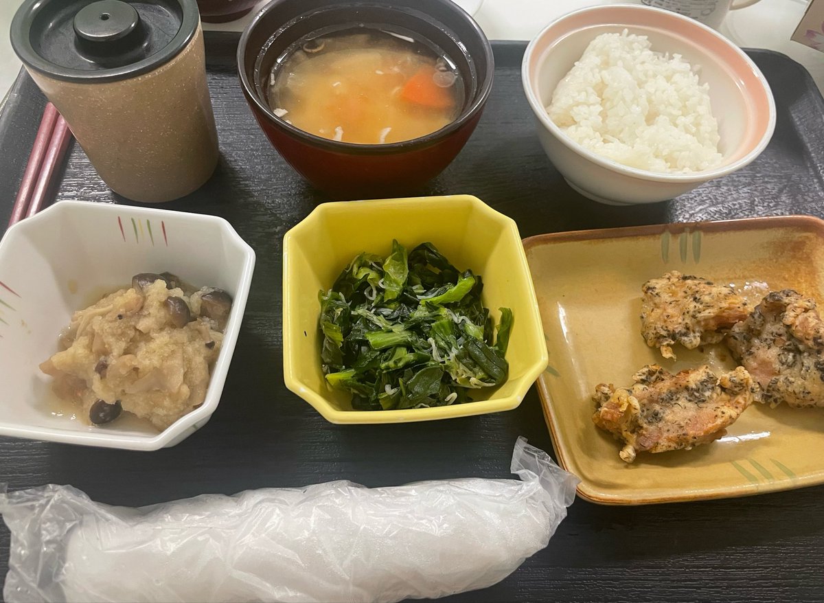 PoppyRooo's tweet photo. 🐕‍🦺🌨️入院４日目🐕‍🦺🌨️
なんか予定ょり早く退院できるかもでぅれしぃʚ(•·̫•)ɞ♡
もう４日も窓を見てなぃから最近の天気を知らない🎶人間と会話もしてなぃ🎶
気分は受刑者🎶
鶏のゆかり揚げおぃしかった👩‍💼💭👩‍💼💭
#入院飯　#栄養士さんぁりがとぅ https://t.co/MgjXPCAIKZ