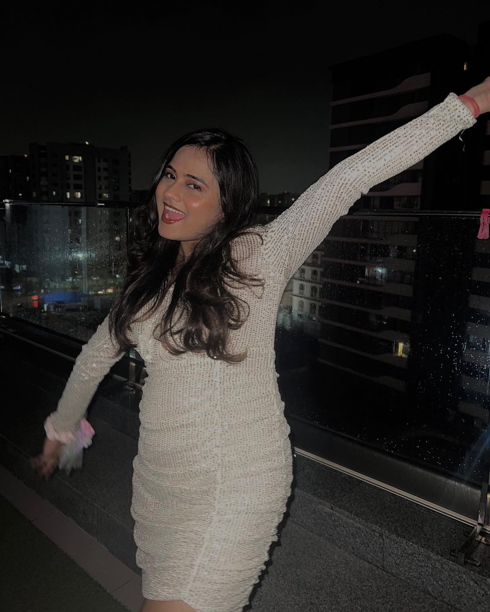 EliaBeshorgx's tweet photo. Let’s count the stars, we’ll spend the whole night together. https://t.co/6OUJbxkboz