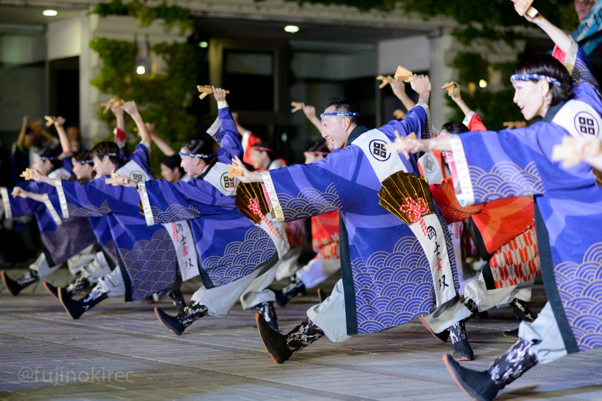 fujinokirec's tweet photo. 富山のよさこい祭り、終わってしまいました。大盛り上がりで見てる方も感激でした。また来年お会いしましょう。皆様どうかお元気で。そして、さらば湊や。写真は華舞鬼蜂さん、國士舞双さん、常笑さん、最後の花火。 https://t.co/gEwKvZLV3s