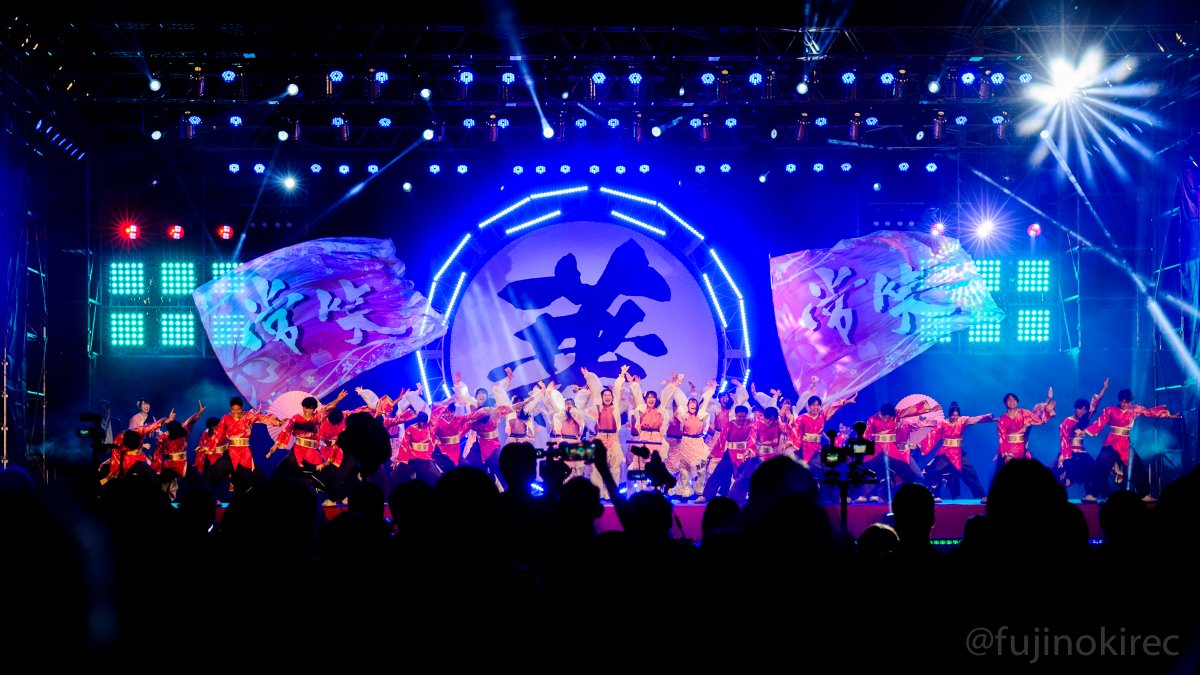 fujinokirec's tweet photo. 富山のよさこい祭り、終わってしまいました。大盛り上がりで見てる方も感激でした。また来年お会いしましょう。皆様どうかお元気で。そして、さらば湊や。写真は華舞鬼蜂さん、國士舞双さん、常笑さん、最後の花火。 https://t.co/gEwKvZLV3s