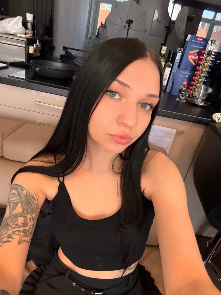 NickyRoOfficial's tweet photo. This is me this morning on a shoot, now I'm already happily heading home ♥️ https://t.co/dAEddROX0Q