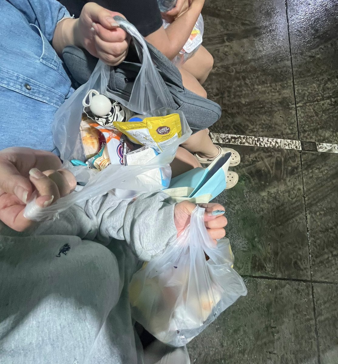 Pynporpigaaa's tweet photo. ขอลงเก็บไว้หน่อยคับ เรื่องดีๆของวันนี้ 🌧️ ออกไปเอาโน๊ตบุ้คกับเพื่อนมาwfh ที่เดอะมอลล์บางกะปิ (เพื่อนเอามาให้จากบริษัท) ต้องลุยน้ำไปเพราะเส้นนวมินทร์ไปบางกะปิท่วมเกือบหมด ขากลับต้องเดินกลับเพราะแทบไม่มีรถเลย เดินกับเพื่อนจากเดอะมอลล์มาเส้นศรีบูรพา เดินสกายวอคมาไม่รู้ว่าเส้นนั้นท่วมแค่ไหน พอไปถึงช้อค ท่วมถึงเอว ต้องเดินลุยประมาณ1โลนิดๆ แต่เหนื่อยมากเพราะน้ำครึ่งเอว 🥹 เดินๆอยู่เลยเจอรถกะบะเลยขอพี่เขาติดมาด้วย 🙏🏻 พอแวะจอดเติมน้ำมันพึ่งรู้ว่าเป็นพี่โน๊ตอุดม เพราะตอนนั้นมืดแล้วไม่เห็นว่าใครขับ 🥹 รอเติมน้ำมันอยู่ๆพี่โน๊ตเลยบอกให้ลงไปซื้อของกิน เลือกเลย พี่อยากเลี้ยง ( คนไทยใจดีมาก ) 😭🙏🏻 ในวันที่คิดว่าจะต้องเดินลุยน้ำกลับถึงห้องแต่ยังมีเรื่องดีๆอยู่ ขอบคุณมากๆค่ะที่มาส่งถึงหน้าซอยแล้วได้เสบียงมาตุนด้วย การทำความดีไม่จำเป็นต้องมีกล้องจริงๆ ขอบคุณจากใจจริงๆค่ะ 🥹🙇🏻‍♀️💖