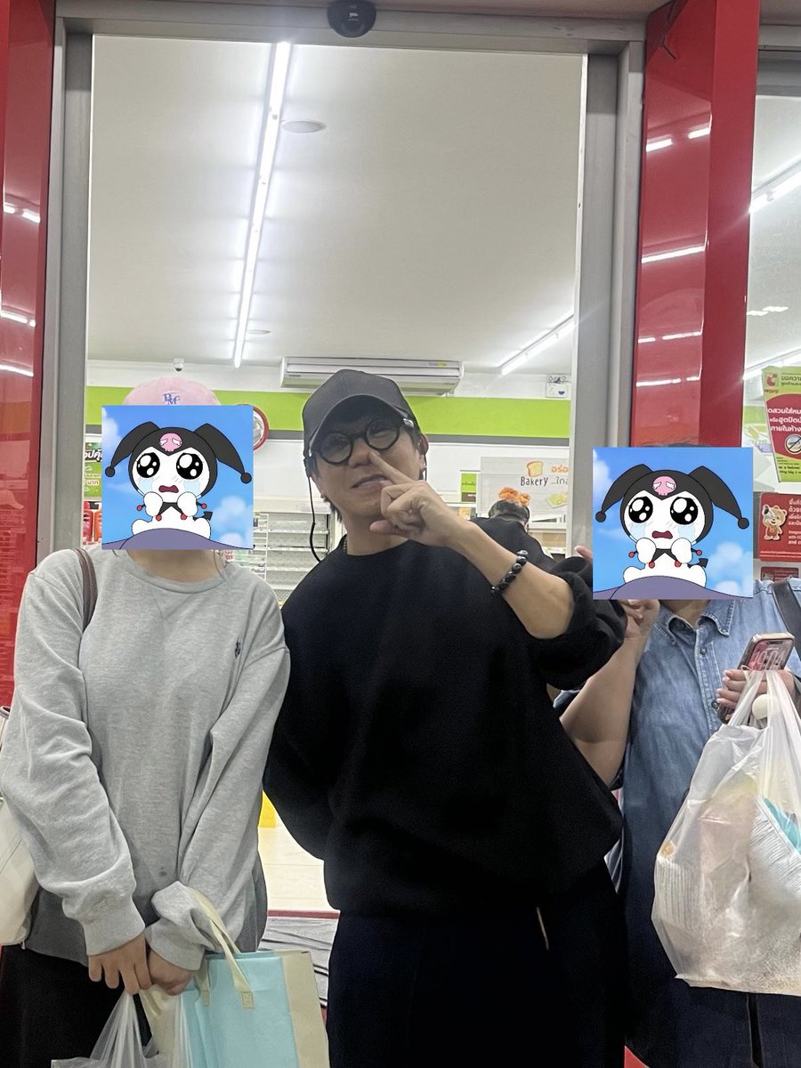 Pynporpigaaa's tweet photo. ขอลงเก็บไว้หน่อยคับ เรื่องดีๆของวันนี้ 🌧️ ออกไปเอาโน๊ตบุ้คกับเพื่อนมาwfh ที่เดอะมอลล์บางกะปิ (เพื่อนเอามาให้จากบริษัท) ต้องลุยน้ำไปเพราะเส้นนวมินทร์ไปบางกะปิท่วมเกือบหมด ขากลับต้องเดินกลับเพราะแทบไม่มีรถเลย เดินกับเพื่อนจากเดอะมอลล์มาเส้นศรีบูรพา เดินสกายวอคมาไม่รู้ว่าเส้นนั้นท่วมแค่ไหน พอไปถึงช้อค ท่วมถึงเอว ต้องเดินลุยประมาณ1โลนิดๆ แต่เหนื่อยมากเพราะน้ำครึ่งเอว 🥹 เดินๆอยู่เลยเจอรถกะบะเลยขอพี่เขาติดมาด้วย 🙏🏻 พอแวะจอดเติมน้ำมันพึ่งรู้ว่าเป็นพี่โน๊ตอุดม เพราะตอนนั้นมืดแล้วไม่เห็นว่าใครขับ 🥹 รอเติมน้ำมันอยู่ๆพี่โน๊ตเลยบอกให้ลงไปซื้อของกิน เลือกเลย พี่อยากเลี้ยง ( คนไทยใจดีมาก ) 😭🙏🏻 ในวันที่คิดว่าจะต้องเดินลุยน้ำกลับถึงห้องแต่ยังมีเรื่องดีๆอยู่ ขอบคุณมากๆค่ะที่มาส่งถึงหน้าซอยแล้วได้เสบียงมาตุนด้วย การทำความดีไม่จำเป็นต้องมีกล้องจริงๆ ขอบคุณจากใจจริงๆค่ะ 🥹🙇🏻‍♀️💖