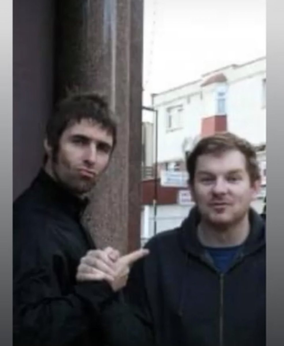 TheAlPitcher's tweet photo. Closest I will get 🤣 At the Kingshead , Crouch end , did my picture show , @liamgallagher ordered me not to take the piss https://t.co/d1dFEjYsKt