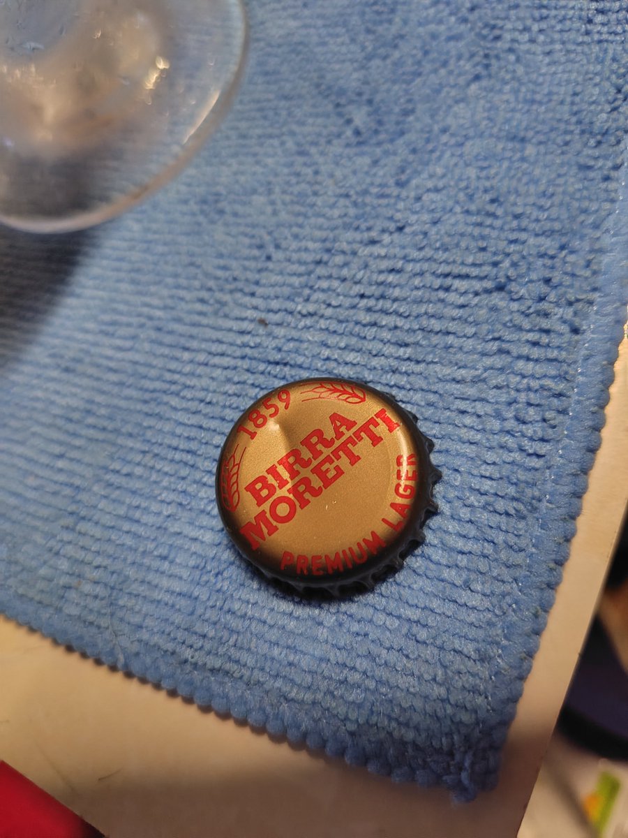 pekeanjyo's tweet photo. 前線追っかけ美食取り寄せ！イタリアのビール、モレッティ。ライトな飲み口でしたよ。 https://t.co/SX12TrbT0M