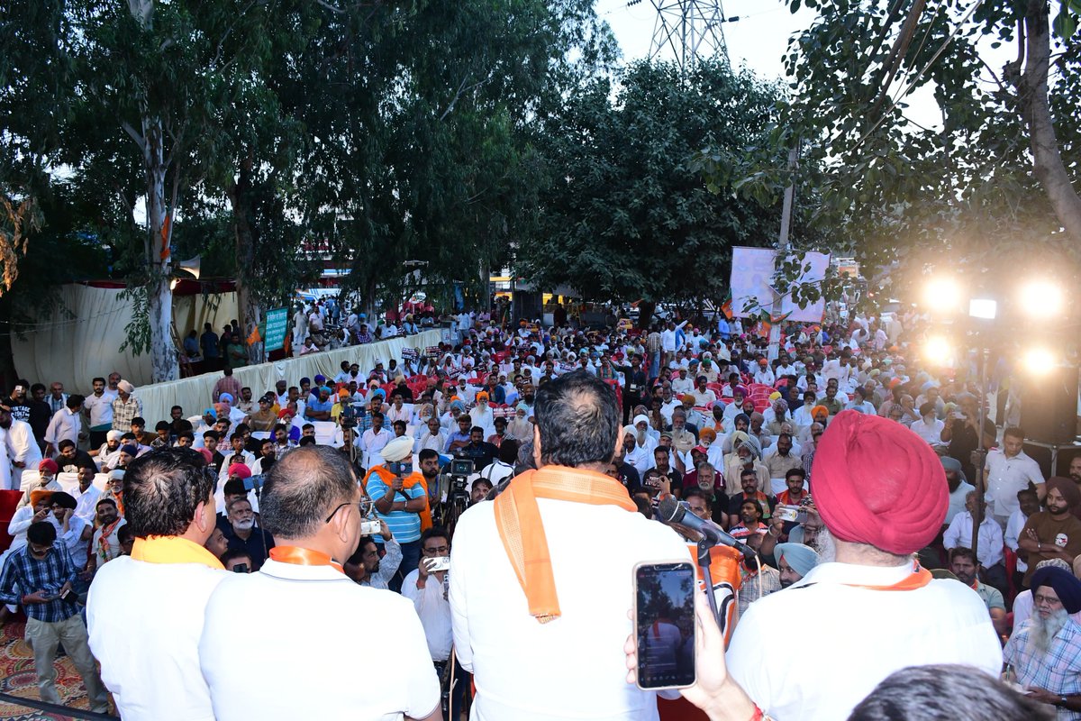 brajeshpathakup's tweet photo. आज पंजाब के जिला पटियाला के विधानसभा क्षेत्र समाना में ‘नशा विरोधी यात्रा-नशा मुक्त पंजाब’ विषयक जनसभा को संबोधित करते हुए।

नशे के खिलाफ यह लड़ाई केवल एक अभियान नहीं, बल्कि पंजाब की युवा शक्ति, परिवारों और आने वाली पीढ़ियों के सुरक्षित एवं उज्ज्वल भविष्य का संकल्प है। 

आइए, मिलकर नशे के विरुद्ध जन-जागरूकता की आवाज को और बुलंद करें तथा ‘नशामुक्त पंजाब’ के निर्माण में सहभागी बनें।

इस अवसर पर प्रदेश महामंत्री, भाजपा, पंजाब श्री अनिल सरीन जी, जिलाध्यक्ष, भाजपा, पटियाला श्री हरमेश गोयल जी, श्री सुरेंद्र सिंह खेड़की जी, श्री सरबजीत सिंह ढिल्लों जी, श्री मोहन लाल शर्मा जी, श्री नितिन गर्ग जी, श्री जसकरण सिंह जी, श्री परीक्षित पाठक जी, श्री विनोद सिंगला जी, संयोजक श्री कुलदीप शर्मा जी एवं अन्य गणमान्यजन उपस्थित रहे। 

@BJP4India
@BJP4UP
@BJP4Punjab