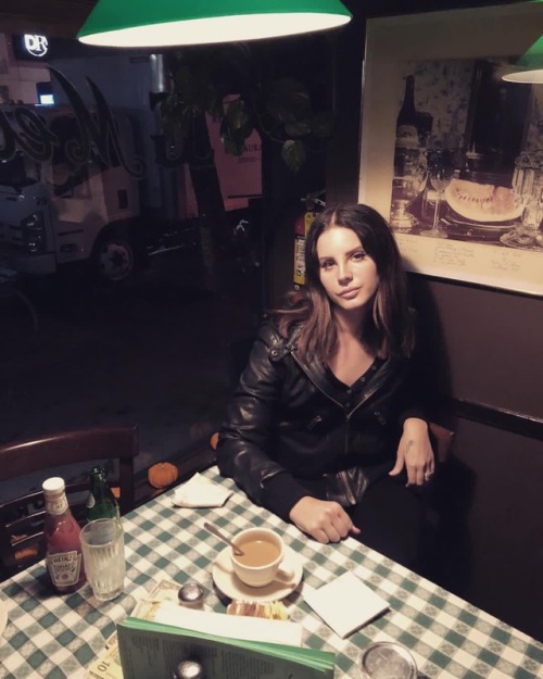 lanastanpic's tweet photo. lana del rey https://t.co/lrEJIFpWfv