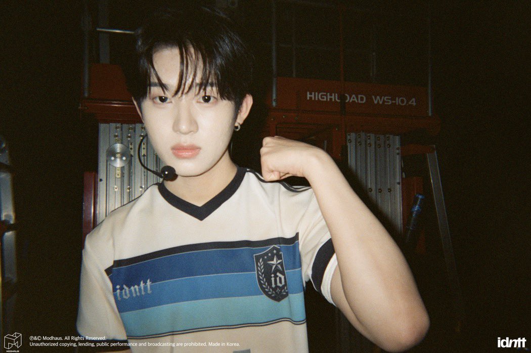 lovyejjun's tweet photo. idntt itsnot5ver 쇼케이스 현장 필름카메라 포토 비하인드 #한예준 https://t.co/PnIlFKp26j