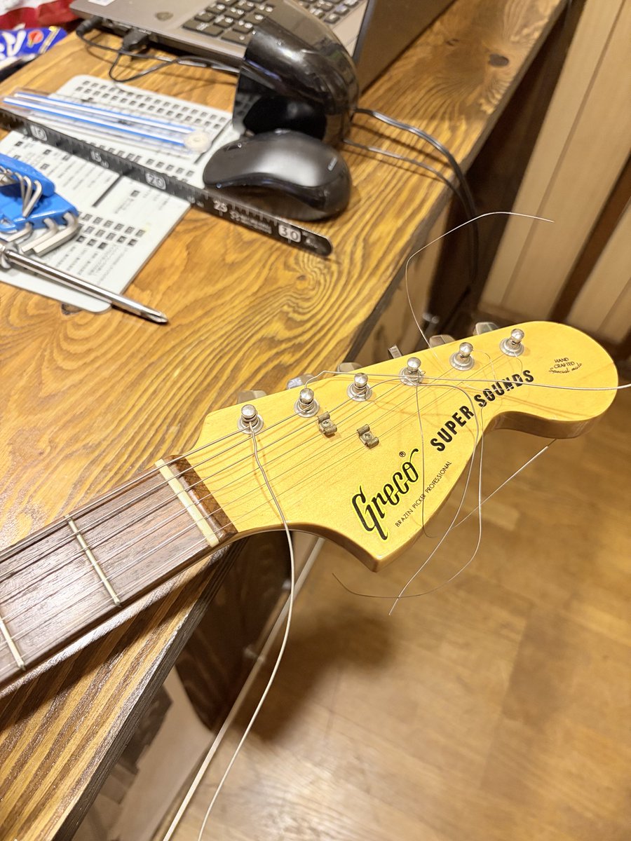 dwsfk999's tweet photo. なんとなく、ギターに弦を付けた。後はアンプに繋いで音が鳴るか？！念のために今日は、弦は再使用、何も無かったら新品を付けま���👴🏻 https://t.co/R6DycB9S8g
