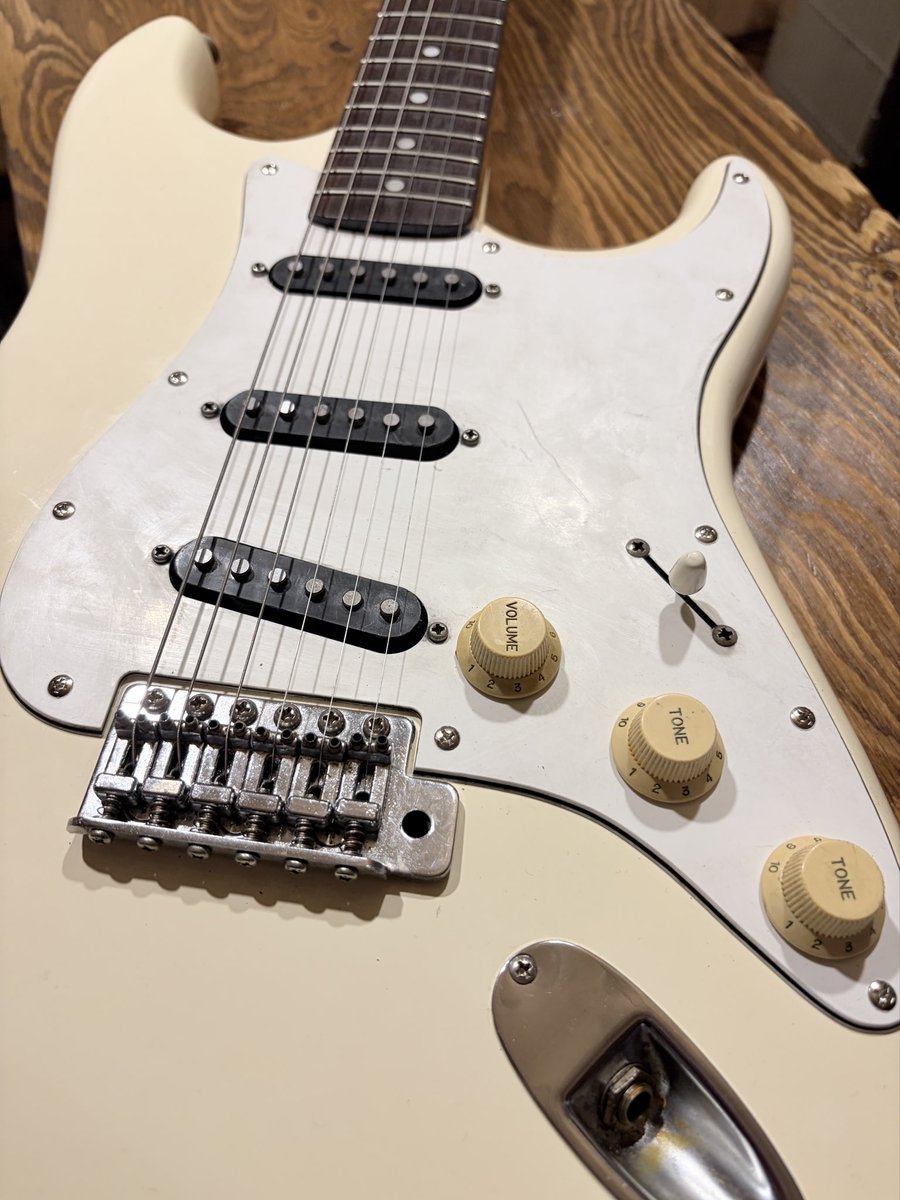 dwsfk999's tweet photo. なんとなく、ギターに弦を付けた。後はアンプに繋いで音が鳴るか？！念のために今日は、弦は再使用、何も無かったら新品を付けま���👴🏻 https://t.co/R6DycB9S8g