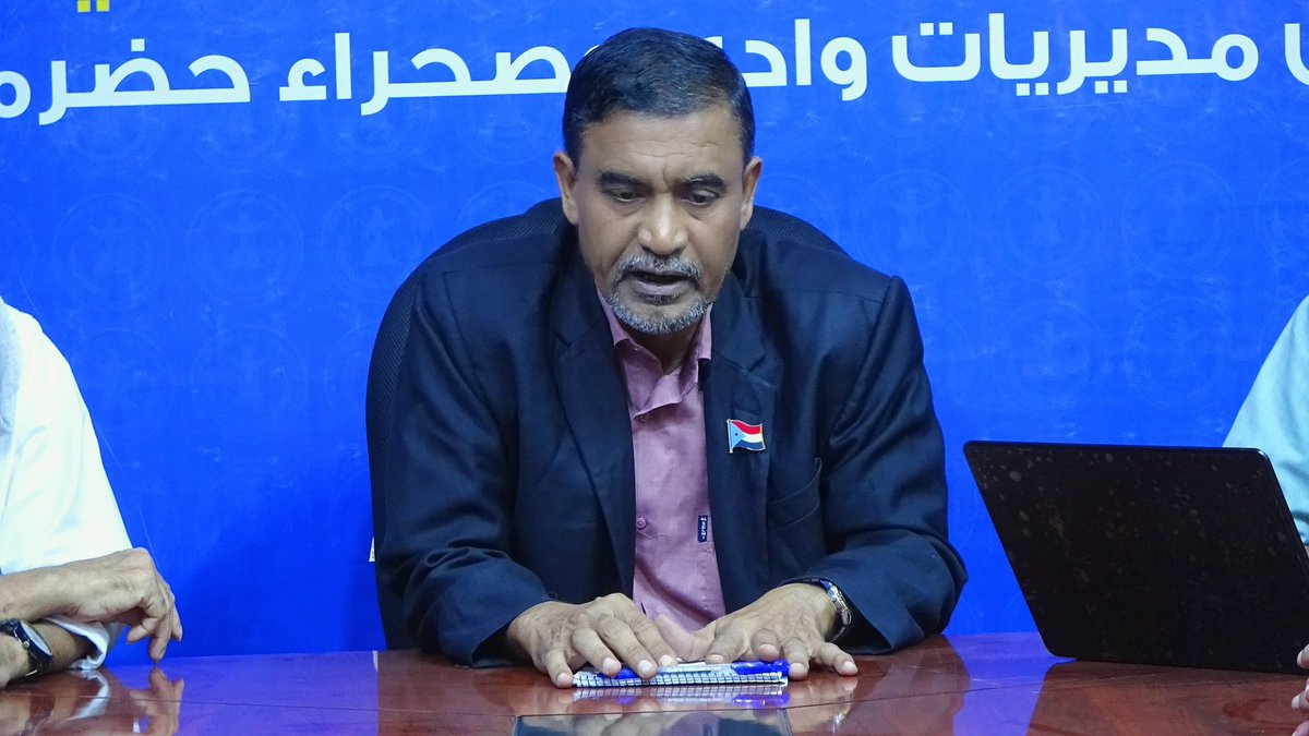 stc_hadramout_v's tweet photo. تنفيذية انتقالي وادي وصحراء حضرموت تناقش مستجدات المرحلة وتستعرض الأداء التنظيمي

الأحد - 27 سبتمبر 2026م/ سيئون - إدارة الإعلام والثقافة بالهيئة

عقدت الهيئة التنفيذية المساعدة للمجلس الانتقالي الجنوبي العربي لشؤون مديريات وادي وصحراء حضرموت، اليوم الأحد، اجتماعها الدو��ي الثاني لشهر سبتمبر، برئاسة عضو هيئة رئاسة المجلس، رئيس الهيئة، عبدالملك محسن التميمي.

وفي مستهل الاجتماع، الذي حضره عضو المجلس الاستشاري، أحمد الحامد، ورئيس تنفيذية انتقالي سيئون، عبدالرحمن الجفري، نقل التميمي تحيات الرئيس القائد عيدروس الزُبيدي، رئيس المجلس الانتقالي الجنوبي العربي، ووضاح الحالمي، عضو هيئة الرئاسة، الأمين العام للأمانة العامة، مشيدًا بالجهود المبذولة لتعزيز العمل التنظيمي والمؤسسي وخدمة أبناء وادي وصحراء حضرموت.

واستعرض التميمي مستجدات الأوضاع على الساحة الحضرمية بشكل خاص، والجنوبية بشكل عام، وما تشهده من تطورات سياسية وميدانية، مؤكدًا أهمية مواصلة الجهود وتعزيز التنسيق لمواكبة التطورات الراهنة.

وشدد المجتمعون على أهمية رفع مستوى الجاهزية والاستعداد لأي طارئ، وتعزيز اليقظة والتنسيق المجتمعي والتنظيمي، بما يواكب مستجدات الأوضاع ويحافظ على أمن واستقرار حضرموت والجنوب.

وأكد المجتمعون تمسك أبناء الجنوب بقضيتهم وحقهم في تقرير مصيرهم، مشيرين إلى أهمية الحفاظ على وحدة الصف وتعزيز العمل السياسي والتنظيمي والمجتمعي بما يخدم تطلعات أبناء الجنوب.

واستعرض مدير الإدارة التنظيمية، أحمد بن إسحاق، التقرير التنظيمي الدوري للفصل الثالث من العام 2026، متضمنًا مستوى تنفيذ الخطط والبرامج التنظيمية، إلى جانب سير العمل التنظيمي في مديريات وادي وصحراء حضرموت، وأبرز الصعوبات والمعوقات وسبل معالجتها، بما يسهم في تعزيز مستوى الأداء خلال المرحلة المقبلة.

وناقش الاجتماع الاستعدادات الجارية لإحياء الذكرى الـ63 لثورة 14 أكتوبر المجيدة، مؤكدًا أهمية التحضير الجيد للفعاليات والأنشطة المصاحبة لهذه المناسبة، بما يعكس مكانتها في الذاكرة الوطنية الجنوبية.

وخرج الاجتماع بعدد من القرارات والتوصيات الهادفة إلى تعزيز الأداء التنظيمي، وتفعيل دور الإدارات والهيئات المحلية في مديريات وادي وصحراء حضرموت، ومواصلة العمل بما يخدم أبناء المحافظة والجنوب.

🔹 صفحتنا على فيسبوك:
الهيئة التنفيذية المساعدة للمجلس الانتقالي الجنوبي العربي لشؤون مديريات وادي وصحراء حضرم��ت
https://t.co/sC45BVklAu

🔹 حسابنا على منصة إكس (X):
الهيئة التنفيذية المساعدة للمجلس الانتقالي الجنوبي العربي لشؤون مديريات وادي وصحراء حضرموت
 https://t.co/bjqX1zPtu1